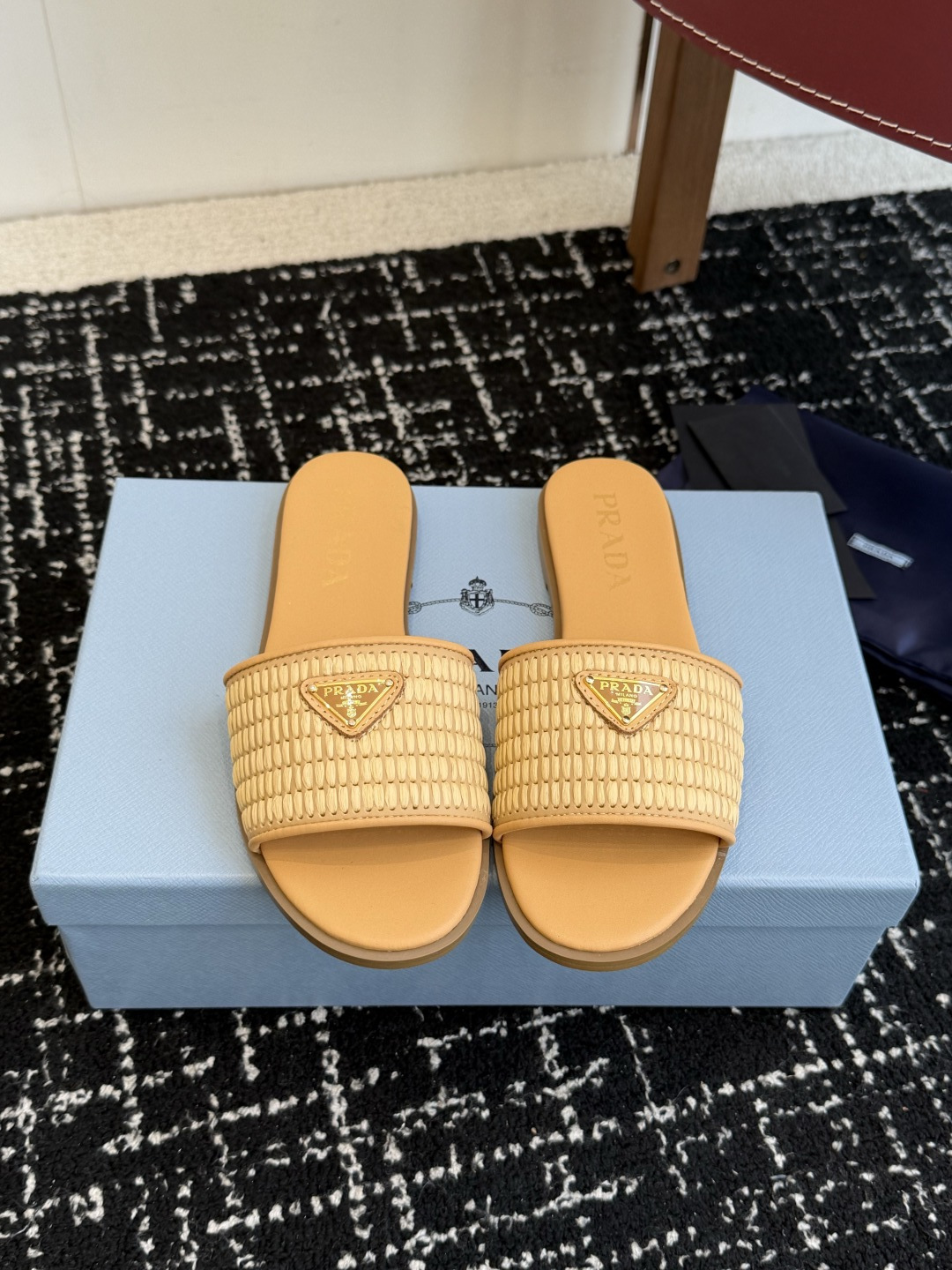 NO:788342,Purchasing agent level Prada 26ss new spring and summer Prada woven slippers. Modern lines and original architectural volumes define these complex charms. The iconic geometric shape of the Prada triangle inspires the heel design, highlighting the taper and soft curves with a unique modern touch. Original woven upper upper Lining cowhide leather outsole Italian leather outsole Size#35-41 (40 41  Customized (non-returnable), slippers, prada, prada, slippers, cowhide, Leather soles19860909代购级 Prada 26ss 新款春夏 普拉达编制拖鞋 现代风格的线条和原始的建筑体量定义了这些具有复杂魅力 Prada三角形的标志性几何形状为鞋跟设计带来灵感,以独特的现代触感,突显锥形和柔美曲线. 鞋面原版编织鞋面 内里 牛皮 大底意大利真皮大底 Size#35-41（40 41 订做不退换）,拖鞋,prada,prada,slippers,cowhide,Leather soles,Women's Shoes