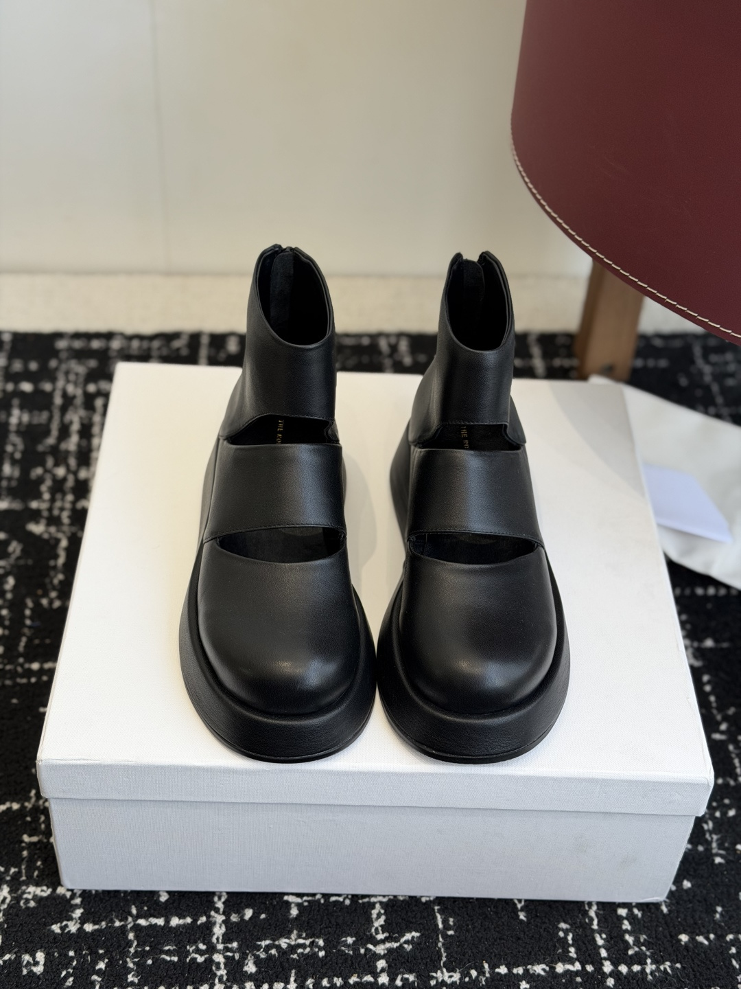 NO:788340,Purchasing agent level The row genuine leather French retro round toe minimalist and versatile flat sole Chelsea short boots are really the most comfortable style I have ever worn. They are so soft!  People who are foot grinders must pick it up. It has a high-end yet simple feel. In fact, in addition to being good-looking, it is so comfortable that you can’t bear to take it off!  Matches jeans, suit trousers, and skirts without any sense of violation. Fabric Sheepskin lining Sheepskin sole Original sole Size#35-41 (40, 41 customization is non-returnable and non-exchangeable), sandals, sandals, boots, skirts, jeans, business suit, sheepskin, sheep19860909代购级 The row真皮法式复古圆头极简百搭平底 切尔西短靴脚真的是史上我穿过最最舒服的款式太柔软啦！ 磨脚星人一定要收了它 有一丢高级又简约的感觉其实除了好看以外它的舒适度真的是好穿到舍不得脱下来啦！ 搭配牛仔裤 西装裤 半身裙都毫无违和感 面料羊京 内里羊皮鞋底原版鞋底 Size#35-41（40,41定制不退不换）,凉鞋,sandals,boots,skirts,jeans,business suit,sheepskin,sheep,Women's Shoes