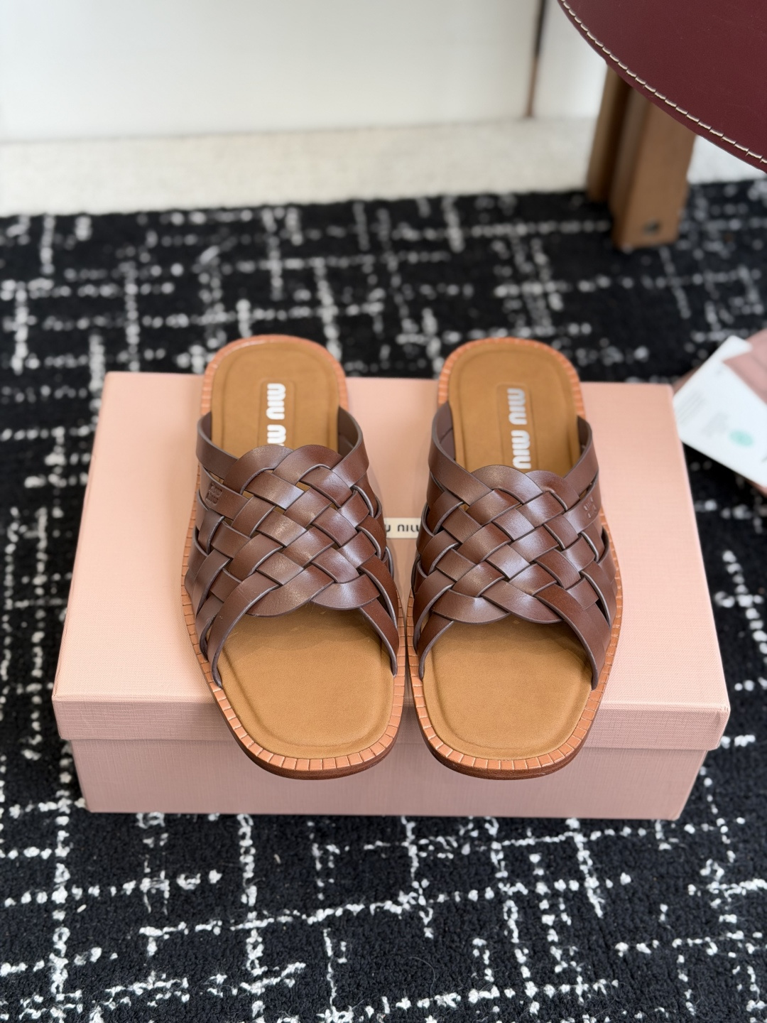 NO:788338,代购级 Miu Miu 26ss 重工编织 拖鞋 百搭时髦单品！  The low-key luxury one-line trendy slippers are both salty and sweet!  It looks good in any combination. Hand-woven upper. Lining/foot-padding sheepskin. Outsole. Italian leather outsole. Size#35-40 (40 is custom-made and non-returnable). Slippers, miumiu, slippers, sheepskin, Leather soles19860909代购级 Miu Miu 26ss 重工编织 拖鞋 百搭时髦单品！ 集低调奢华的一字潮拖,可盐可甜！随意搭配怎么穿都好看 鞋面手工编织鞋面 内里/垫脚羊皮 大底意大利真皮大底 Size#35-40（40 定做不退换）,拖鞋,miumiu,slippers,sheepskin,Leather soles,Women's Shoes