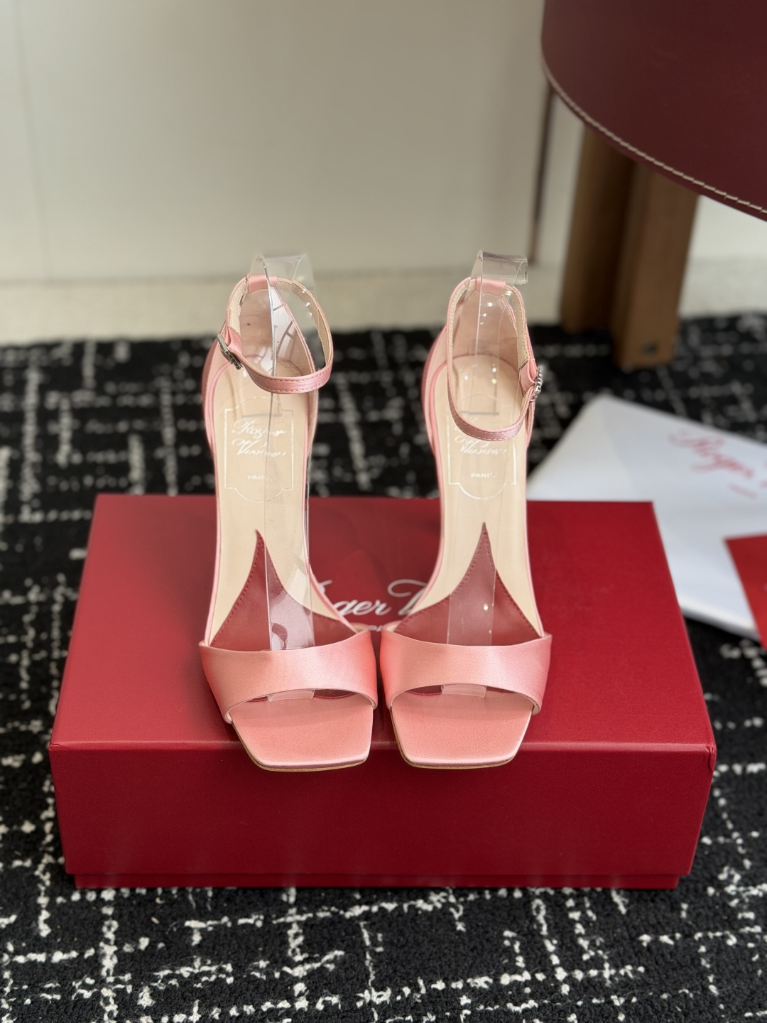 NO:788336,Purchasing-grade Roger Vivier Roger Vivier RV's latest silk sandals. Made of silk, these mules are comfortable and elegant. They are delicate and ladylike, allowing you to be at ease all day long. On the shoes, a line of ribbons is spread lightly, interpreting romantic feelings and blending with modern and flexible atmosphere. It is a collection of the past to create a more stable shoe structure, showing liveliness and confidence in every step. It is elegant and comfortable. It looks particularly good on the feet!  A must for summer!  Imported silk upper, sheepskin lining, leather outsole, heel height about 10cm, Size34-41 (34, 40, 41, custom-made, non-returnable), high heels and sandals, roger vivier, sandals, high heels, sheepskin, real silk, Leather soles19860909代购级 Roger Vivier罗杰维维亚 RV 最新款真丝凉鞋 本款穆勒鞋以真丝制成,舒适又优雅,精致淑女,让您从容自在一整天. 鞋履之上,一字丝带轻盈铺展,演绎浪漫情怀与,融入现代灵动气息、年代典藏之作,打造更加稳固的鞋履结构,步伐间尽显活泼与自信.优雅随行,怡然本色. 上脚特别好看！夏天必不可少！ 鞋面进口真丝 内里羊皮 大底真皮大底 跟高10cm左右 Size34-41（34、40 41 订做不退换）,高跟鞋凉鞋,roger vivier,sandals,high heels,sheepskin,real silk,Leather soles,Women's Shoes