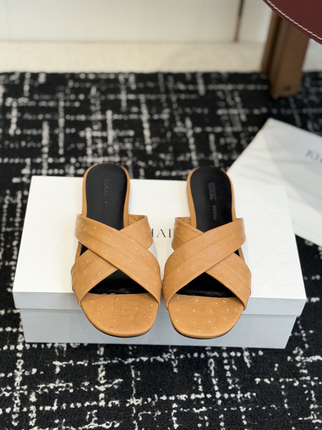 NO:788334,Guangdong purchasing agent grade KHAITE new flat cross slippers high quality KH minimalist niche spring and summer new minimalist slippers!  As simple as ever, with a strong sense of design and clean and smooth lines. Although there are not too many elements, it looks very high-end and versatile!  The upper feet are very comfortable and nice. Wear them in skirts or trousers in any occasion. These slippers are very high-end and decent. If you look closely, these shoes are not something that ordinary small factories can make. They are made with fine details. You will not feel tired when you go shopping for a long time and will not wear your feet. Fabric: imported ostrich leather/mirror calfskin. Lining: imported grain mixed sheepskin for foot pads. Outsole: genuine leather outsole imported from Italy. TPU injection.  Size 35-40 (custom-made size 40 is non-refundable), slippers, slippers, skirts, cowhide, sheepskin, ostrich skin, Leather soles19860909莞产代购级 KHAITE新款平底交叉拖鞋 高品质KH极简小众春夏新款极简拖鞋！一如既往地简单,超强的设计感,线条简洁流畅.虽然没有过多的元素点缀,但看起来就是很高级很百搭！上脚非常舒适很nice,任何场合穿上裙子,裤装搭配这双拖鞋都很高级体面 仔细看这个鞋子不是一般小工厂能够做防得了,做工细节精细,出门逛街长时间穿着也不会感到疲劳,不磨脚 面料:进口鸵鸟皮/镜面小牛皮 内里: 垫脚进口粒面混种羊皮 大底:意大利进口真皮大底tpu射出 尺码35-40（40定做不退换）,拖鞋,slippers,skirts,cowhide,sheepskin,ostrich skin,Leather soles,Women's Shoes