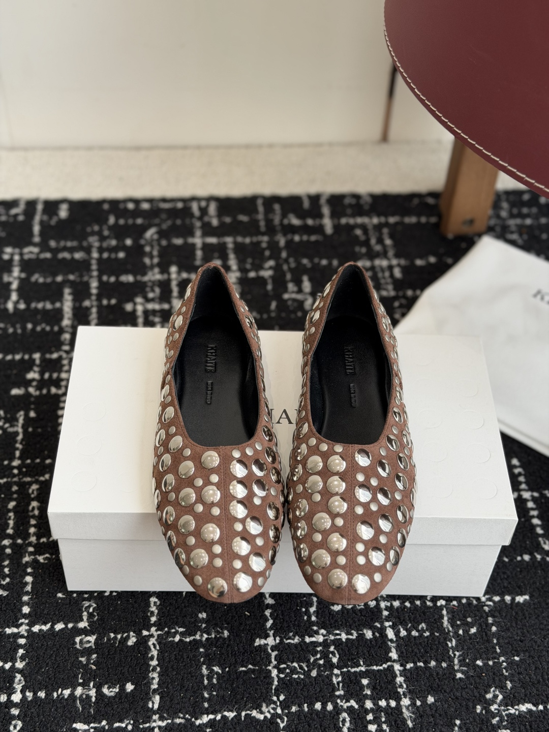 NO:788332,The new khaite fairy shoes, made in Guangdong, have small round buckles and a fairy-like hazy beauty. They are beautiful for summer wear. The sparkling and charming embellishments add a gorgeous and romantic feeling. They are easy to be attracted at a glance. They can be matched with a wide range of occasions and can show elegant charm in daily life or party activities. The upper material is imported suede buttons. The lining is imported grain mixed sheepskin. The original Italian leather outsole is high-end and non-slip.  Size: 35-40 (40 customized), single shoes, sheepskin, Leather soles19860909莞产代购级 新款khaite仙女鞋 粒粒小圆扣、自带仙气朦胧美,夏天穿搭美丽动人 闪闪惹人爱的点缀更增添了份华丽浪漫感很容易一眼就被吸引 搭配场合也挺广泛的日常或者派对活动都能展现优雅的魅力气质 鞋面材质进口反绒扣子 内里进口粒面混种羊皮 大底原版意大利真皮大底 高级又防滑 码数:35-40（40定制）,单鞋,sheepskin,Leather soles,Women's Shoes