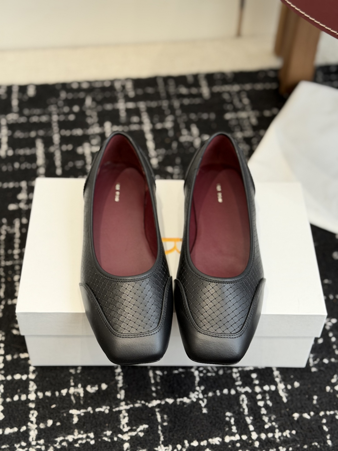 NO:788343,Guangdong purchasing agent grade new The row soft flat shoes. A simple plain shoe that can attract the eye. It looks inconspicuous but makes people like it more and more. To put it simply, it is high-end. It has a retro flavor and looks good with any combination!  All the major Internet celebrity bloggers are wearing it, and it can be said that many women will choose it because it is simple, easy to wear and durable. The whole shoe is very, very soft, and there is no problem of foot grinding. It has good wrapping properties and can be worn by fat and thin feet.  Continuing the consistent minimalist style, the lining-free structure makes the shoe body extremely light and close to the skin. The whole pair of shoes looks simple but the craftsmanship is difficult. It is made with a full leather package and is made by master craftsmen. It is made of super waste materials. It is comfortable and soft to wear on the bare feet and is skin-friendly. You don’t have to worry about the foot feel. Easy to wear is a must. It is a must-have experience when worn on the feet. It is a style that you don’t want to take off when you put it on. Those who have high requirements for foot feel can wear it with their eyes closed. Fabric: Original custom-made imported lambskin. Lining/foot pads: imported full-grain mixed sheepskin.  Outsole: Genuine leather outsole, size 35-40 (40 customized), single shoes, sheepskin, Leather soles19860909莞产代购级 新款The row 柔软平底单鞋 简简单单的一款素面单鞋却能够吸引眼球,看着不起眼但却让人越看越喜欢,简单来说就是高级,带点复古味随意搭配都好看！各大网红博主都在穿它,可以说众多女性都会选择,因为它简单好穿又耐看,整个鞋子非常非常柔软,完全不会有磨脚问题,包裹性很好胖瘦脚型都能穿 延续了一贯极简风格,无内衬结构使得鞋身极其轻便贴肤,整双鞋子看似简单其实工艺很难,采用全皮套包制作工艺,老师傅制作,超级废料,上脚裸穿舒适柔软亲肤,脚感方面完全不可担心,好穿是必须的,穿若无穿的上脚体验,穿上就不想脱的款,对脚感要求高的都可闭眼入它 面料原版定制进口小羊皮 内里/垫脚进口全粒面混种羊皮 大底: 真皮大底 码数35-40（40定制）,单鞋,sheepskin,Leather soles,Women's Shoes