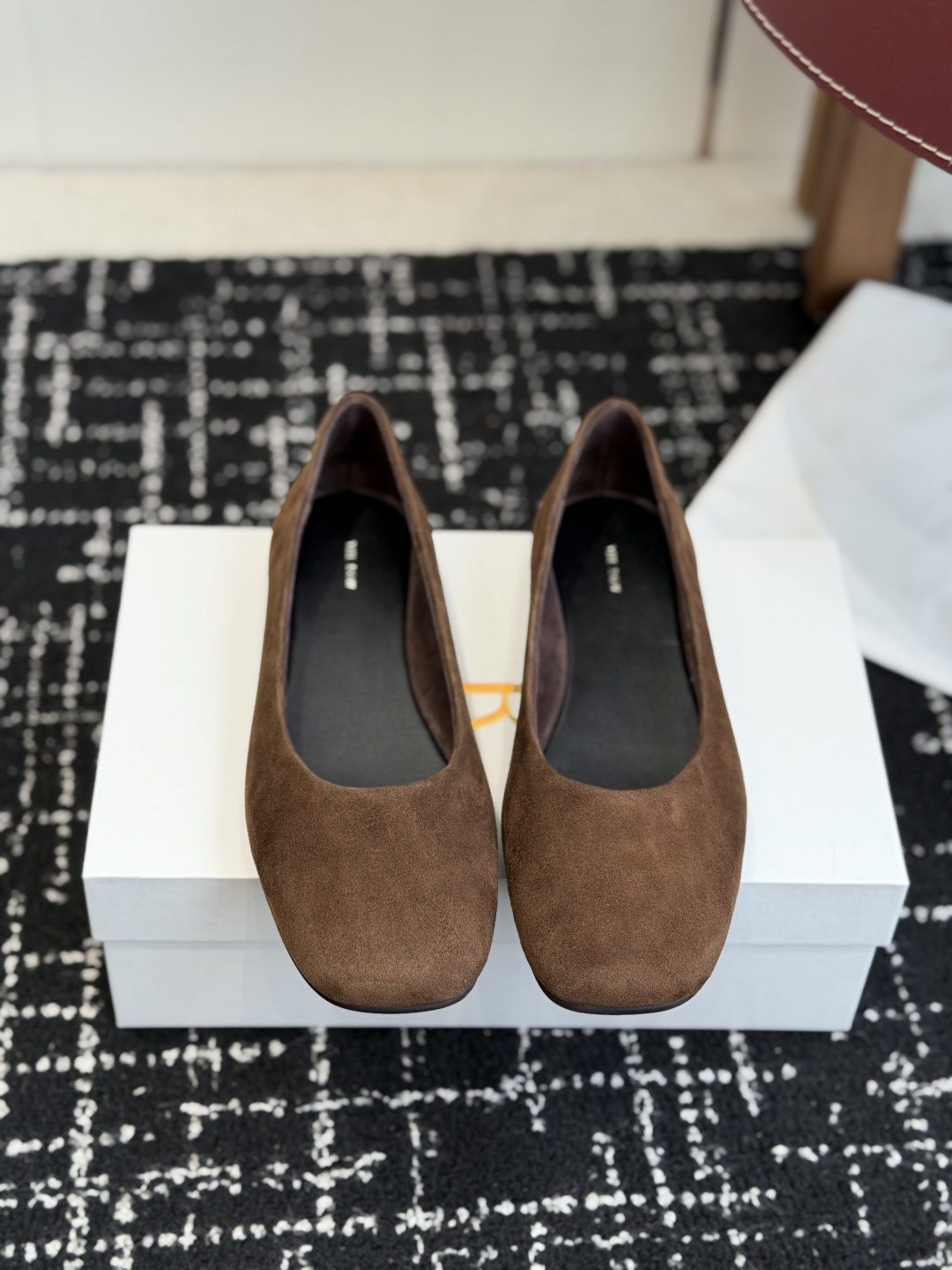 NO:788326,Dongguan purchasing agent new The row soft flat shoes. A simple plain shoe that can attract the eye. It looks inconspicuous but makes people like it more and more. In short, it is high-end. It looks good with any combination with a bit of retro flavor!  All the major Internet celebrity bloggers are wearing it, and it can be said that many women will choose it because it is simple, easy to wear and durable. The whole shoe is very, very soft, and there is no problem of foot grinding. It has good wrapping properties and can be worn by fat and thin feet.  Continuing the consistent minimalist style, the lining-free structure makes the shoe body extremely light and close to the skin. The whole pair of shoes looks simple but the craftsmanship is difficult. It is made using a full leather bag making process. It is made by master craftsmen and is made of super waste materials. It is comfortable and soft to wear on the bare feet and is skin-friendly. You don’t have to worry about the foot feel. It is necessary to wear it well. It has an on-foot experience without wearing it. It is a style that you don’t want to take off. Those who have high requirements for foot feel can close their eyes and wear it. The fabric is original and customized imported lambskin.  Lining/foot pads imported full-grain mixed sheepskin suede Outsole: Ours is a full-leather edged TPU rubber sole Size 35-40 (40 customized), single shoes, sheepskin, chamois leather19860909东莞代购级 新款The row 柔软平底单鞋 简简单单的一款素面单鞋却能够吸引眼球,看着不起眼但却让人越看越喜欢,简单来说就是高级,带点复古味随意搭配都好看！各大网红博主都在穿它,可以说众多女性都会选择,因为它简单好穿又耐看,整个鞋子非常非常柔软,完全不会有磨脚问题,包裹性很好胖瘦脚型都能穿 延续了一贯极简风格,无内衬结构使得鞋身极其轻便贴肤,整双鞋子看似简单其实工艺很难,采用全皮套包制作工艺,老师傅制作,超级废料,上脚裸穿舒适柔软亲肤,脚感方面完全不可担心,好穿是必须的,穿若无穿的上脚体验,穿上就不想脱的款,对脚感要求高的都可闭眼入它 面料原版定制进口小羊皮 内里/垫脚进口全粒面混种羊皮麂皮绒 大底: 我们是全真皮包边tpu橡胶底 码数35-40（40定制）,单鞋,sheepskin,chamois leather,Women's Shoes