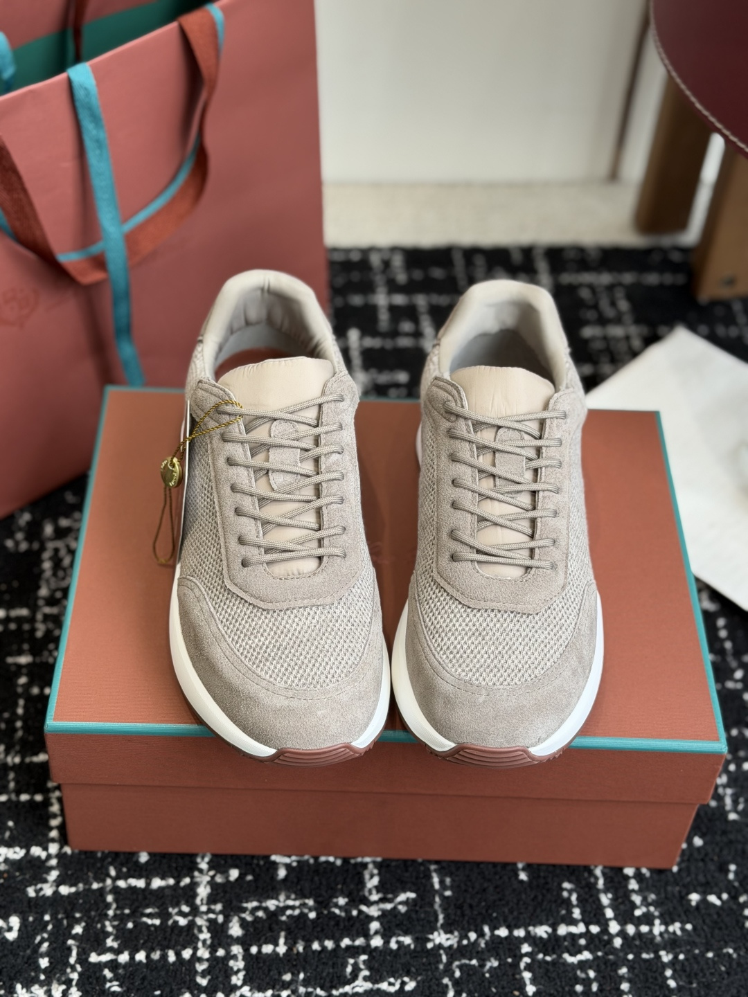 NO:788341,Purchasing-grade LP's new product Loro Piana Cairn Walk Couple's Sports Shoes. These urban-inspired sneakers fit comfortably on your feet. The cowhide suede panels add a sophisticated texture to the fashionable silhouette, and the soft padding conforms to every contour, making it an ideal companion for urban adventures or weekend casual outings. The lightweight and soft soles are designed with complex and finely carved textures for excellent performance.  Size#Male 39-45 (45 is custom-made and cannot be returned or exchanged), casual shoes/sports shoes, loro piana, loro piana, sneakers, cowhide19860909代购级 LP 家新品Loro Piana 诺悠 翩雅Cairn Walk 情侣款运动鞋老爹鞋  这款灵感源自都市风格的运动鞋舒适贴合脚部. 牛皮绒面革饰片为时尚外形平添精致质感,柔软的衬垫贴合每一道轮廓,使其成为都市冒险或周末休闲出游的理想伴侣. 轻盈柔软的鞋底采用繁复精细的雕刻纹理设计,性能出色 Size#男39-45（45订做不退换）,休闲鞋/运动鞋,loro piana,loro piana,sneakers,cowhide,Women's Shoes