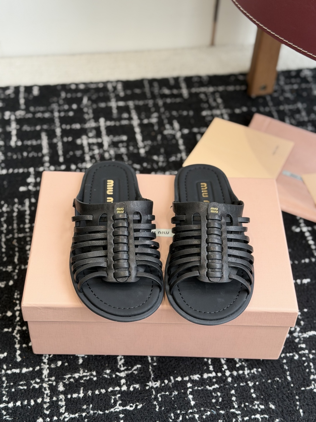 NO:788339,Purchasing agent Miu Miu 26ss latest summer flat pleated rope slippers. We have prepared a few more pairs of essential slippers for you this summer. Regular customers have reported great demand for this! A batch of specially customized high-grade sheepskin to prepare for Miumiu's subsequent new models. The rope braiding process is indeed more difficult than before, and the control of details is particularly important. It cannot be completed with a machine, and it is all done by hand~ The heel is curved, and the whole pair of shoes looks very elastic. It is invincible! Upper cowhide, inner sheepskin, sole rubber outsole Size#35-40 (40 custom made, non-returnable), slippers, miumiu, slippers, cowhide, sheepskin19860909代购级 Miu Miu 26ss 最新夏季 平底 褶皱 编绳 拖鞋 今年夏天为你们多准备几双必备拖鞋,老顾客都反应对这款需求很大！ 专门订制的一批为miumiu后续新款做准备的高级羊皮,编绳面工艺确实比以往更难,细节的把控尤为重要 用机器是无法完成的,全部手工来操作啦～ 后跟弧形设计,整双鞋看着Q弹Q弹的,好穿无敌！ 鞋面牛皮 内裡羊皮 鞋底橡胶大底 Size#35-40（40订做不退换）,拖鞋,miumiu,slippers,cowhide,sheepskin,Women's Shoes