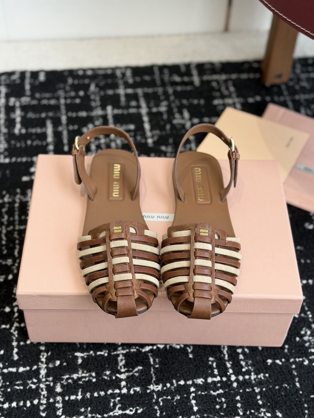 NO:788337,Purchasing agent Miu Miu 26ss latest summer flat pleated rope sandals. We have prepared a few more pairs of must-have slippers for you this summer. Regular customers have reported great demand for these! A batch of specially customized high-grade sheepskin to prepare for Miumiu's subsequent new models. The rope braiding process is indeed more difficult than before, and the control of details is particularly important. It cannot be completed with a machine, and it is all done by hand~ The toe design makes the entire pair of shoes more comfortable! Incredibly easy to wear! Upper cowhide, inner sheepskin, sole rubber outsole Size#35-40 (40 custom made, non-returnable), sandals, miumiu, sandals, slippers, cowhide, sheepskin19860909代购级 Miu Miu 26ss 最新夏季 平底 褶皱 编绳 凉鞋 今年夏天为你们多准备几双必备拖鞋,老顾客都反应对这款需求很大！ 专门订制的一批为miumiu后续新款做准备的高级羊皮,编绳面工艺确实比以往更难,细节的把控尤为重要 用机器是无法完成的,全部手工来操作啦～ 包头设计,整双鞋舒适度拉满！好穿无敌！ 鞋面牛皮 内裡羊皮 鞋底橡胶大底 Size#35-40（40订做不退换）,凉鞋,miumiu,sandals,slippers,cowhide,sheepskin,Women's Shoes