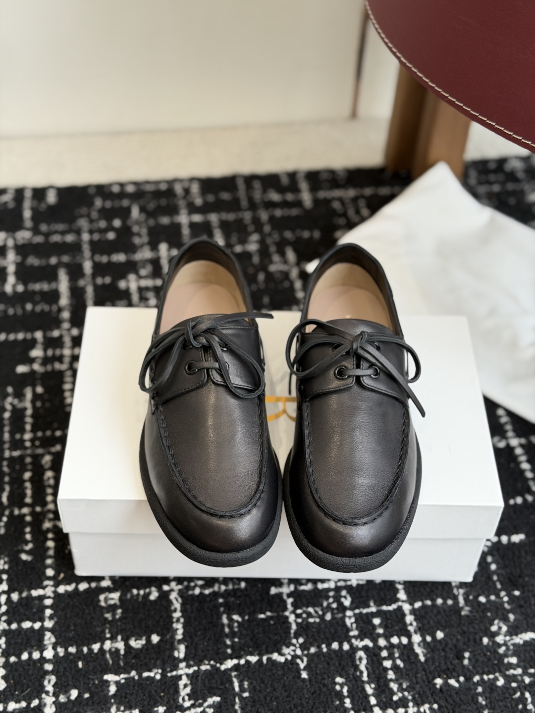 NO:788335,Dongguan purchasing agent The Row's new retro old-money style lace-up loafers are popular this year. They look like leather shoes and loafers. They don't look eye-catching without too many decorations. In fact, they look very good when paired with shorts and skirts. They are fashionable and high-end. Fabric: Imported calfskin Lining Imported mixed sheepskin Outsole: Original molded rubber outsole Size:  35-40 (40 customized), loafers, loafers, skirts, shorts, cowhide, sheepskin19860909东莞代购级 The Row新款复古老钱风系带乐福鞋 今年流行这种像是皮鞋又像乐福鞋,没有过多的装饰看是不起眼,其实搭配起来是很好看,搭配短裤,短裙都好看,时尚又高级 面料: 进口胎小牛皮 内里 进口混种羊皮 大底 : 原版开模橡胶大底 码数: 35-40（40定制）,乐福鞋,loafers,skirts,shorts,cowhide,sheepskin,Women's Shoes