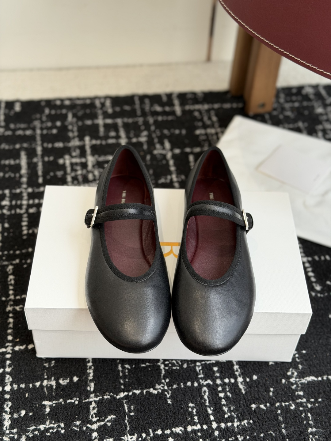 NO:788333,Dongguan purchasing agent The row 25ss spring and summer new shoes, counter new The Row original replica correct outsole, welcome to counter comparison!  A simple, elegant and warm pair of shoes that can be matched with various styles to create different flavors. The sheepskin lining is very soft and easy to wear, and will never rub your feet. There is a low-key name called the row. It is minimalist and has a bit of magic, making it irresistible!  Fabric: Sheepskin Outsole: Genuine leather outsole. Size#35-40 (40 is custom-made and cannot be returned or exchanged), ballet shoes, sheepskin, Leather soles19860909东莞代购级 The row 25ss 春夏季新款单鞋 专柜新款The Row 原版复刻正确大底欢迎专柜对比！ 一款简单秀气又能保暖的单鞋,可搭配各种风格穿出不同风味,内里垫脚羊皮 非常柔软好穿,绝对不会磨脚的一款鞋子,有一低调叫the row,极简中带点魔力,让人无法抗拒！ 面料: 羊皮 大底: 真皮大底. Size#35-40（40 订做不退换）,芭蕾舞鞋,sheepskin,Leather soles,Women's Shoes