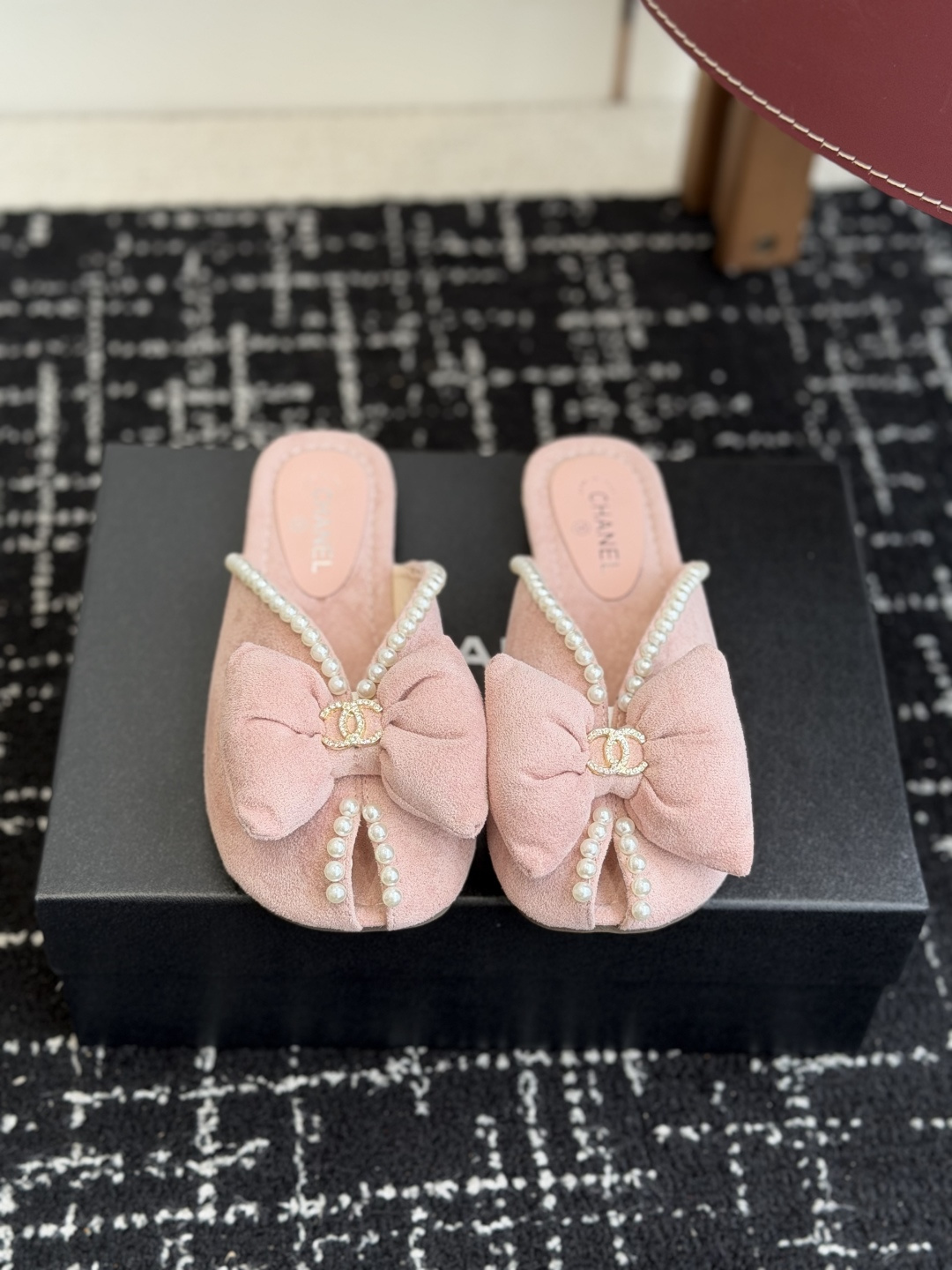 NO:788331,Purchasing agent Chanel Xiaoxiang 27ss new spring and summer holiday pearl bow slippers, a new design of Xiaoxiang, bow pearls with double C, simple and versatile, super beautiful on the feet, no matter how you look at it, the upper is made of imported suede, the lining is sheepskin, the outsole is rubber, Size#35-41 (40 41 custom-made, non-refundable), slippers, chanel, slippers, sheepskin19860909代购级 Chanel 小香 27ss 春夏新品度假 珍珠蝴蝶结拖鞋 小香的一款全新设计 蝴蝶结珍珠搭配双C 简约百搭上脚超级美的 怎么看都超美 鞋面采用进口反绒 内里垫脚羊皮 大底橡胶大底 Size#35-41（40 41 订做不退换）,拖鞋,chanel,slippers,sheepskin,Women's Shoes
