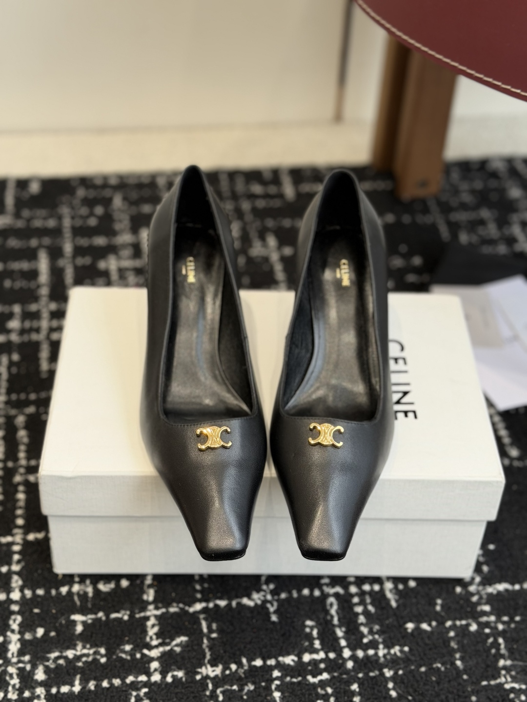 NO:788325,Purchasing agent CELINE Celine 2026 spring and summer latest Arc de Triomphe catwalk fashion shoes, many Internet celebrity fashion bloggers planted grass, high-end and comfortable, matching the skirts of goddesses, sexy pointy toe, full of fashion and femininity, the exclusive heels of the evening series are used throughout the entire season lookbook and completely hit me, simple and yet detailed, easy to wear without tiring my feet!  Imported calfskin upper, mixed sheepskin lining, heel height 5.5CM, Italian genuine leather outsole, Size 35-40 (40 is custom-made, non-returnable), high heels and sandals, celine, sandals, high heels, skirts, cowhide, sheepskin, Leather soles19860909代购级 CELINE思琳2026春夏最新凯旋门走秀款 时装鞋 超多网红时尚博主种草 高级感舒适,配女神们的半身裙 性感小尖头 时尚女人味十足 晚宴系列专属跟鞋贯穿整季lookbook完全戳中我,简单又不失细节,好穿不累脚！ 鞋面进口小牛皮 内里混种羊皮 跟高5.5CM 鞋底意大利真皮大底 Size35-40（40 订做不退换）,高跟鞋凉鞋,celine,sandals,high heels,skirts,cowhide,sheepskin,Leather soles,Women's Shoes