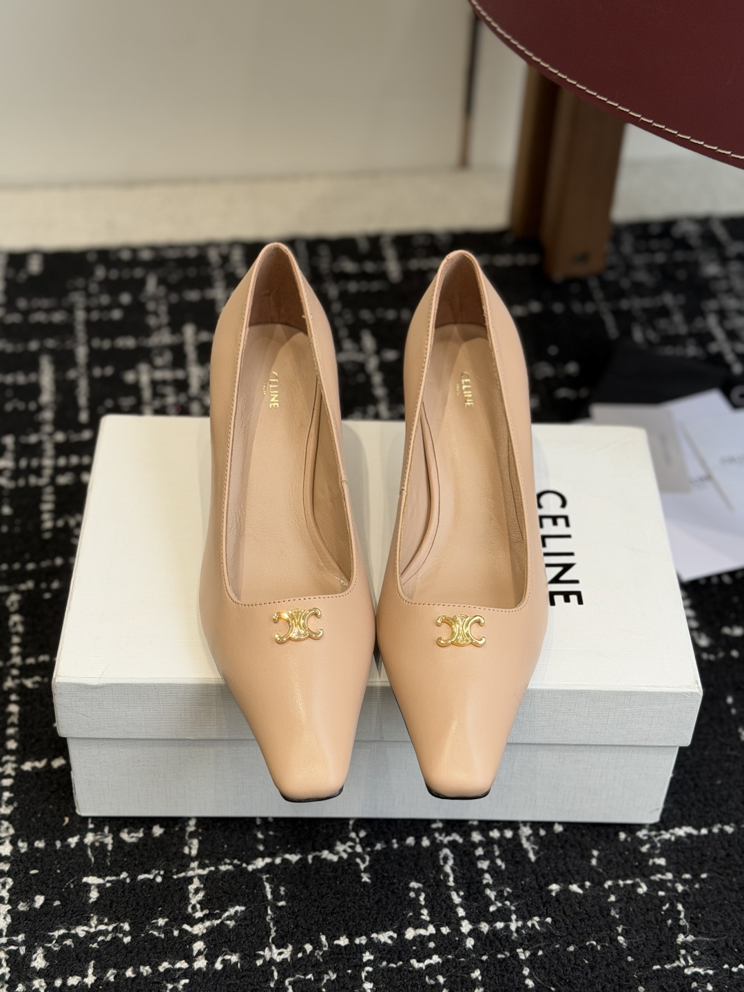 NO:788327,Purchasing agent CELINE Celine 2026 spring and summer latest Arc de Triomphe catwalk fashion shoes, many Internet celebrity fashion bloggers planted grass, high-end and comfortable, matching the skirts of goddesses, sexy pointy toe, full of fashion and femininity, the exclusive heels of the evening series are used throughout the entire season lookbook and completely hit me, simple and yet detailed, easy to wear without tiring my feet!  Imported calfskin upper, mixed sheepskin lining, heel height 5.5CM, Italian genuine leather outsole, Size 35-40 (40 is custom-made, non-returnable), high heels and sandals, celine, sandals, high heels, skirts, cowhide, sheepskin, Leather soles19860909代购级 CELINE思琳2026春夏最新凯旋门走秀款 时装鞋 超多网红时尚博主种草 高级感舒适,配女神们的半身裙 性感小尖头 时尚女人味十足 晚宴系列专属跟鞋贯穿整季lookbook完全戳中我,简单又不失细节,好穿不累脚！ 鞋面进口小牛皮 内里混种羊皮 跟高5.5CM鞋底意大利真皮大底 Size35-40（40 订做不退换）,高跟鞋凉鞋,celine,sandals,high heels,skirts,cowhide,sheepskin,Leather soles,Women's Shoes