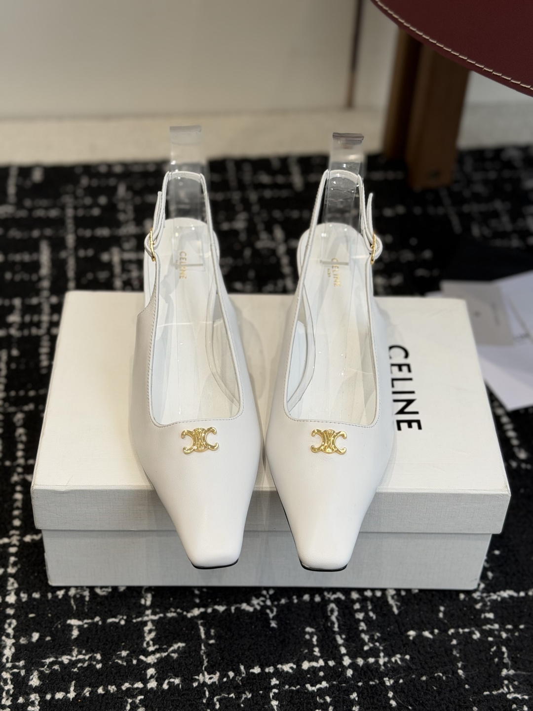 NO:788329,Purchasing agent CELINE Celine 2026 spring and summer latest Arc de Triomphe catwalk fashion shoes, many Internet celebrity fashion bloggers planted grass, high-end and comfortable, matching the skirts of goddesses, sexy pointy toe, full of fashion and femininity, the exclusive heels of the evening series are used throughout the entire season lookbook and completely hit me, simple and yet detailed, easy to wear without tiring my feet!  Imported calfskin upper, mixed sheepskin lining, heel height 5.5CM, Italian genuine leather outsole, Size 35-40 (40 is custom-made, non-returnable), high heels and sandals, celine, sandals, high heels, skirts, cowhide, sheepskin, Leather soles19860909代购级 CELINE思琳2026春夏最新凯旋门走秀款 时装鞋 超多网红时尚博主种草 高级感舒适,配女神们的半身裙 性感小尖头 时尚女人味十足 晚宴系列专属跟鞋贯穿整季lookbook完全戳中我,简单又不失细节,好穿不累脚！ 鞋面进口小牛皮 内里混种羊皮 跟高5.5CM 鞋底意大利真皮大底 Size35-40（40 订做不退换）,高跟鞋凉鞋,celine,sandals,high heels,skirts,cowhide,sheepskin,Leather soles,Women's Shoes