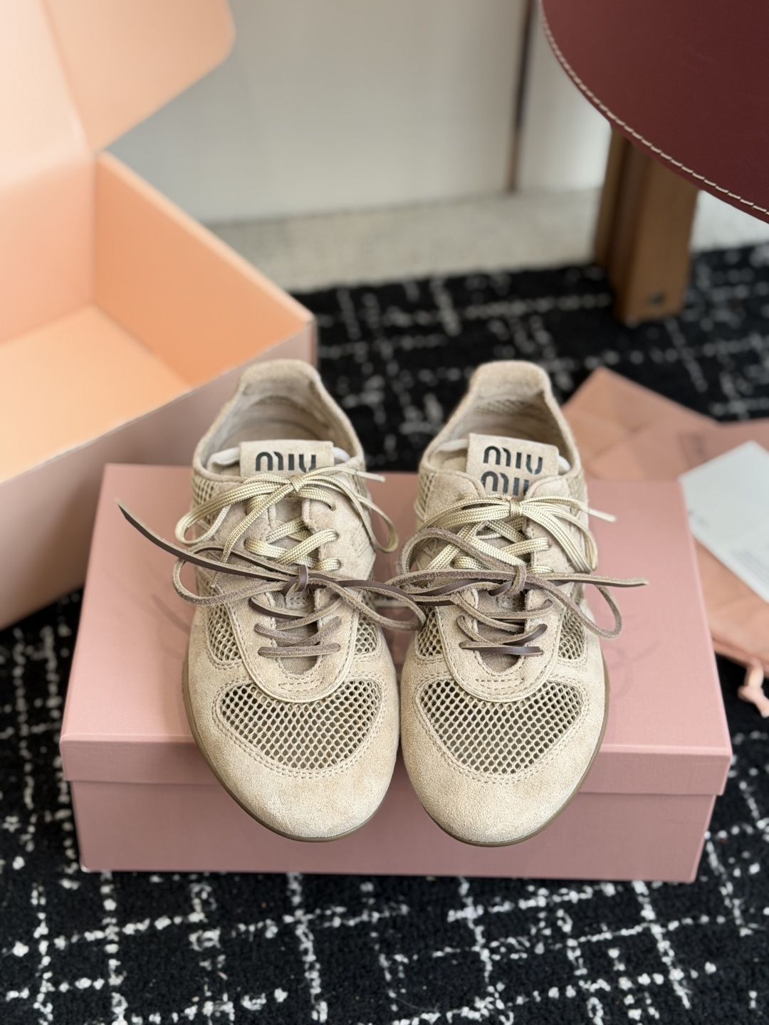 NO:788328,Dongguan purchasing agent grade (official website sync box packaging) Miu Miu 26ss new color spring and summer new catwalk Miu Miu couple model Mary Jane moral training casual shoes show craftsmanship details from the Miu Miu series close-up New season trend element 1 collides with the beloved concept of the moment, multi-faceted, conveys modern style ~ Looks good no matter how you wear it. This summer's fashionista favorite, does not look very comfortable, super comfortable on the feet!  The upper is made of A-grade high mercerized cow suede, and it must be dyed with mesh!  The inner lining is A-grade high-mercerized cow suede, and the whole section is customized according to the original seamless and non-stitched plaid version. The midsole is EVA high-elastic tiptoe. The outsole is one-to-one color TPU outsole. Size 35-40 (40 customized), casual shoes/sports shoes, miumiu, mary jane, sneakers19860909东莞代购级（官网同步盒包装） Miu Miu 26ss 新色 春夏新款走秀MiuMiu 情侣款 玛丽珍款德训 休闲鞋 秀场工艺来自Miu Miu系列的细节特写 新季的潮流要素一 与此刻挚爱的概念,多元对撞,传达现代风格~ 怎么穿都好看今夏时髦精最爱, 看起来不怎么舒服 上脚超级舒服！ 鞋面A级高丝光牛反绒,一比一定染网布！ 内里A级高丝光牛反绒,按原版整段定制无缝无拼接格版 中底EVA高弹踮脚 大底一比一对色TPU大底 码数35-40（40定制）,休闲鞋/运动鞋,miumiu,mary jane,sneakers,Women's Shoes