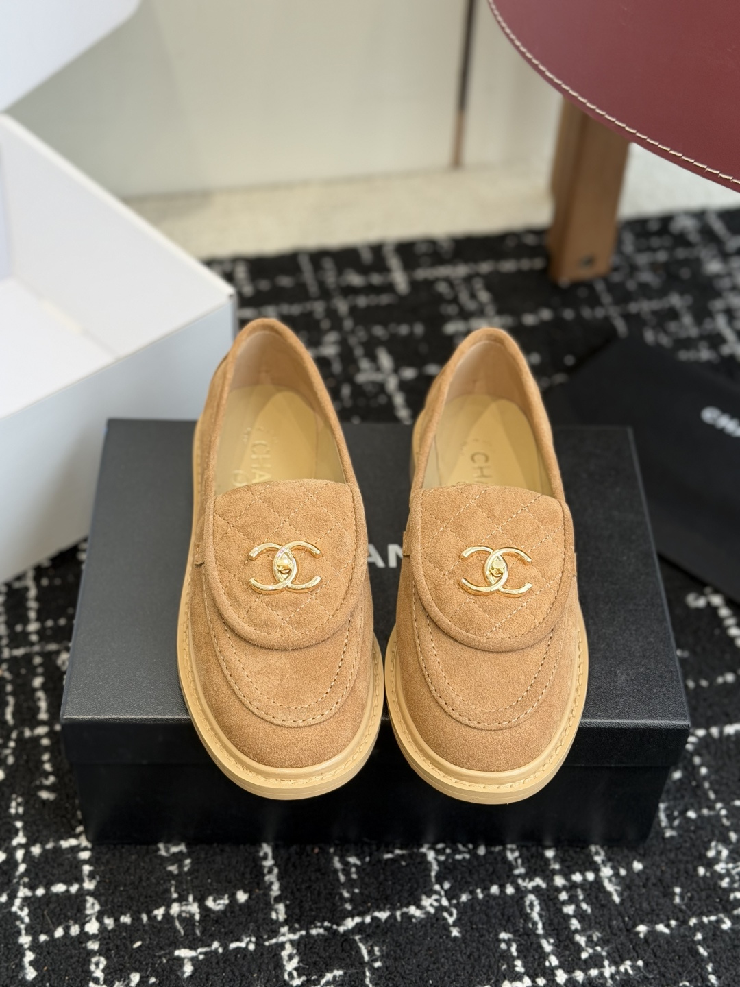 NO:788527,Purchasing-grade CHANEL Xiaoxiang classic retro flip diamond loafers. I liked this pair of retro loafers at first sight. The diamond design on the upper is very special. The classic hardware buckles embellished with Xiaoxiang are very CHANEL style. They are very high-end. They are very comfortable and soft on the feet. They are not afraid of looking good and comfortable with wide feet. They are invincible when paired with mid-calf socks, skirts and trousers. It looks simple in style, but it has the effect of elongating the legs immediately after putting on the feet. It is simple and does not lose personality, adding a touch of handsomeness. The upper is made of imported mixed-breed lambskin and the lining is made of mixed-breed sheepskin, which is soft, sweat-absorbent and breathable! Hardware exclusive original 1:1 mold development! Long-lasting and does not soften! Outsole: Genuine leather outsole imported from Italy. Height is about 2.5Cm. Different market currency. We are different. Size#35-39 (404142 is custom-made and cannot be returned or exchanged), loafers, chanel, loafers, skirts, sheepskin, Leather soles19860909代购级 CHANEL小香经典复古翻盖菱格乐福鞋 这双复古乐福鞋一眼看到就很喜欢 鞋面的菱格设计很特别 点缀小香经典五金扣超有CHANEL的格調 高級感十足 上脚特别舒服柔软 脚宽也不怕好看又舒适 搭配中筒袜裙子裤子都是无敌美 看起来款式简约 但上脚马上自带拉长腿效果简单不失个性 又增添一抹帅气感 鞋面进口混种小羊皮 内里混种羊羊皮里 柔软吸汗透气！ 五金独家原版1:1开模开发 ！持久不软化！ 大底意大利进口真皮大底 高2.5Cm左右 区别市场通货 我们不一样 Size#35-39（404142定做不退换）,乐福鞋,chanel,loafers,skirts,sheepskin,Leather soles,Women's Shoes