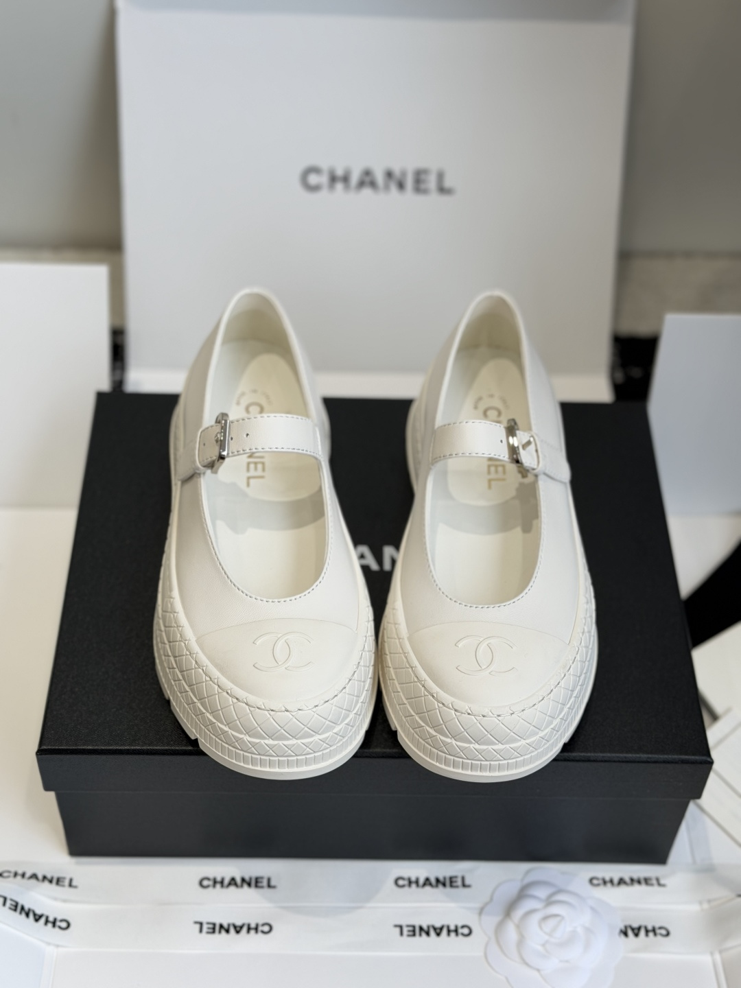 NO:788525,Dongguan purchasing agent CHANEL 26ss spring and summer show style Mary Jane thick-soled casual shoes. I was attracted by it at first sight. Feel free to wear it according to the weather changes!  Put on socks to instantly transform into cute shoes for spring and summer!  Become a magical princess in seconds!  Fabric, imported mixed sheepskin lining, sheepskin mold foam feet outsole, TPU mold non-slip bottom, code number 35-40 (40 customized), Mary Jane, chanel, chanel, mary jane, sheepskin19860909东莞代购级 CHANEL 香奈儿 26ss 春夏秀款 玛丽珍 厚底 休闲鞋 第一眼看上就被种草了根据天气变化自由穿搭！套上袜套春夏秒变可爱单鞋！秒变魔法公主 ！ 面料,进口混种羊皮 内里,羊皮模具发泡垫脚 大底,TPU模具防滑底 码数35-40（40定做）,玛丽珍,chanel,chanel,mary jane,sheepskin,Women's Shoes