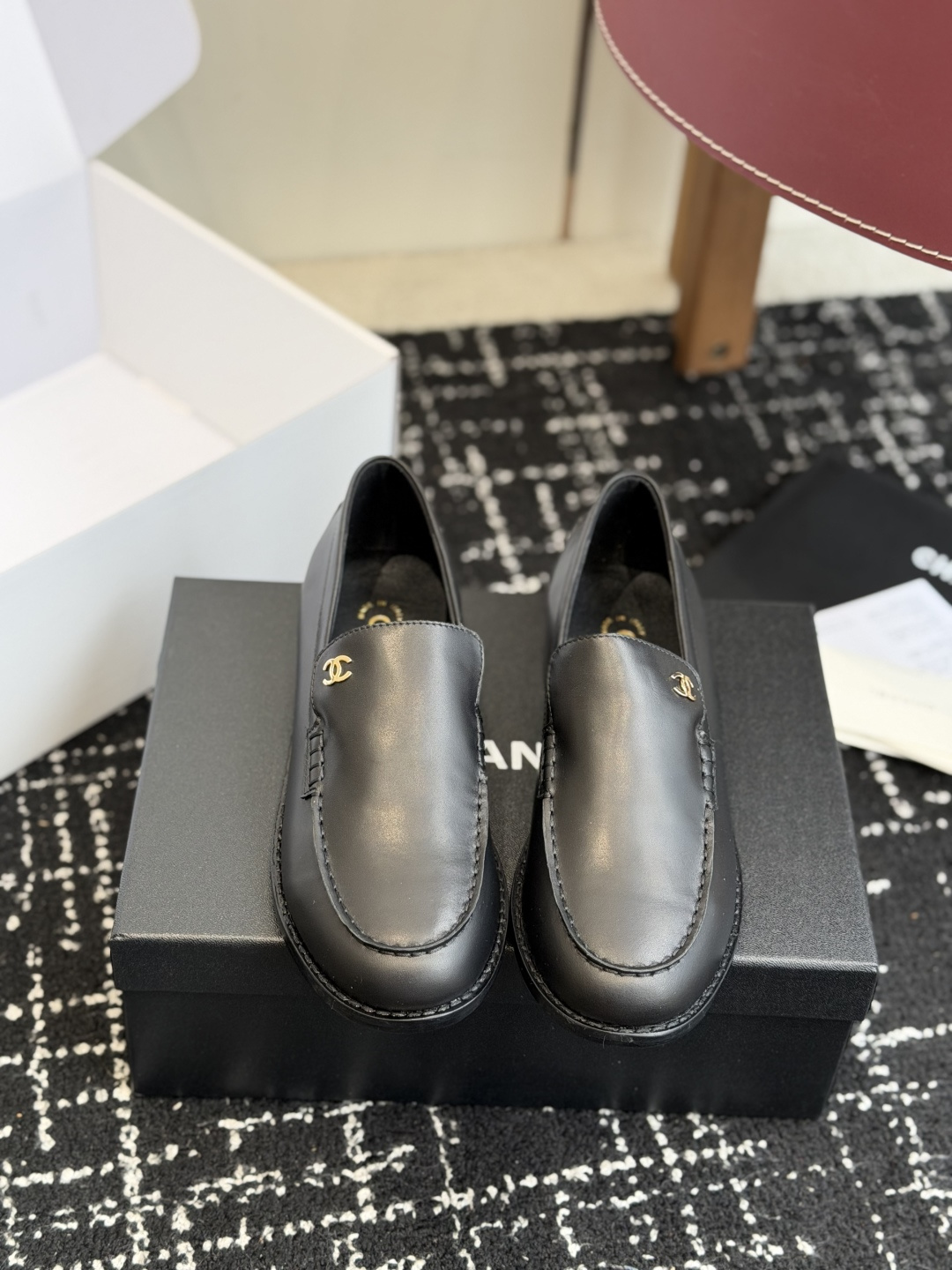 NO:788521,Purchasing agent level (official website sync box packaging) Chanel 26ss Xiaoxiang new half-slip loafers spring and summer must-have hot style for fragrances. Goddess series, with the elegant and ladylike temperament of fragrances, super eye-catching, irresistible, heart-warming... Imported calfskin open edge beads on the upper, original molded hardware logo, mixed sheepskin lining, outsole Italian genuine leather outsole Size #35-41 (40 41  Customized (non-refundable), loafers, chanel, chanel, loafers, cowhide, sheepskin, Leather soles19860909代购级（官网同步盒包装） Chanel 26ss 小香 新款 半拖 乐福鞋春夏香家必备爆款 女神系列,拥有香家特色优雅名媛气质,超级耐看,让人无法抗拒,心动ing…… 鞋面进口小牛皮开边珠 原版开模五金logo 内里混种羊皮 大底意大利真皮大底 Size#35-41（40 41 定做不退换）,乐福鞋,chanel,chanel,loafers,cowhide,sheepskin,Leather soles,Women's Shoes