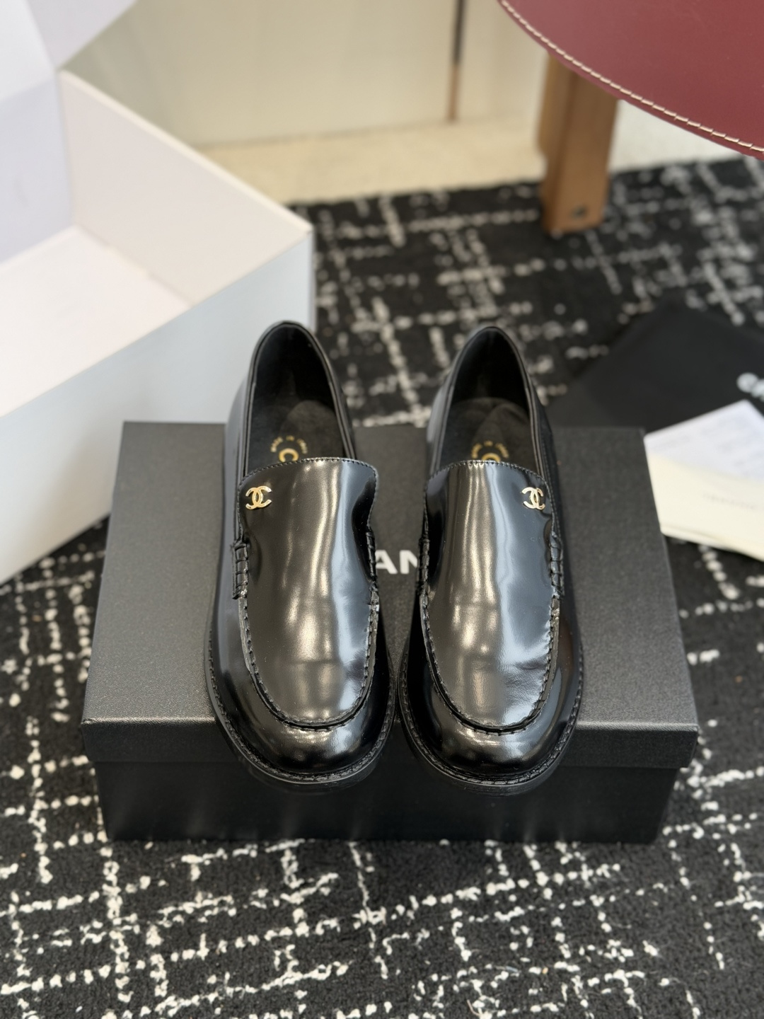 NO:788523,Purchasing agent level (official website synchronization box packaging) Chanel 26ss Xiaoxiang new half-flop loafers spring and summer fragrance must-have hot style goddess series, with the elegant lady temperament of the fragrance family, super eye-catching, irresistible, heart-warming... Imported calfskin upper, anti-velvet original molded hardware logo, mixed sheepskin lining, Italian genuine leather outsole Size #35-41 (40 41  Customized (non-refundable), loafers, chanel, chanel, loafers, cowhide, sheepskin, Leather soles19860909代购级（官网同步盒包装） Chanel 26ss 小香 新款 半拖 乐福鞋春夏香家必备爆款 女神系列,拥有香家特色优雅名媛气质,超级耐看,让人无法抗拒,心动ing…… 鞋面进口小牛皮,反绒原版开模五金logo 内里混种羊皮 大底意大利真皮大底 Size#35-41（40 41 定做不退换）,乐福鞋,chanel,chanel,loafers,cowhide,sheepskin,Leather soles,Women's Shoes