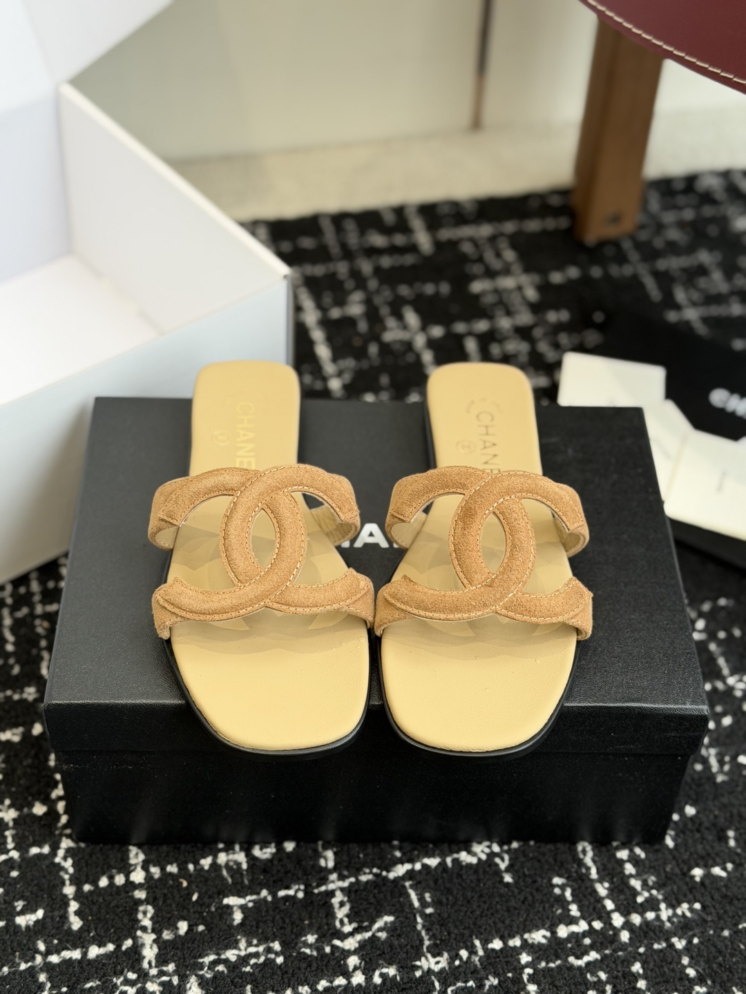 NO:788515,Purchasing agent level (official website synchronization box packaging) Chanel Xiaoxiang 26ss spring and summer new holiday sheepskin lazy slippers A new design of Xiaoxiang The upper is matched with double C Logo, simple and versatile, super beautiful on the feet, no matter how you look at it, the upper is made of imported sheepskin, the lining is sheepskin, the outsole is Italian genuine leather Size#35-41 (40 41  Customized (non-refundable), slippers, chanel, slippers, sheepskin, Leather soles19860909代购级（官网同步盒包装） Chanel 小香 26ss 春夏新品度假 羊皮 懒人拖 小香的一款全新设计 鞋面搭配双C Logo 简约百搭上脚超级美的 怎么看都超美 鞋面采用进口羊皮 内里垫脚羊皮 大底意大利真皮大底 Size#35-41（40 41 订做不退换）,拖鞋,chanel,slippers,sheepskin,Leather soles,Women's Shoes