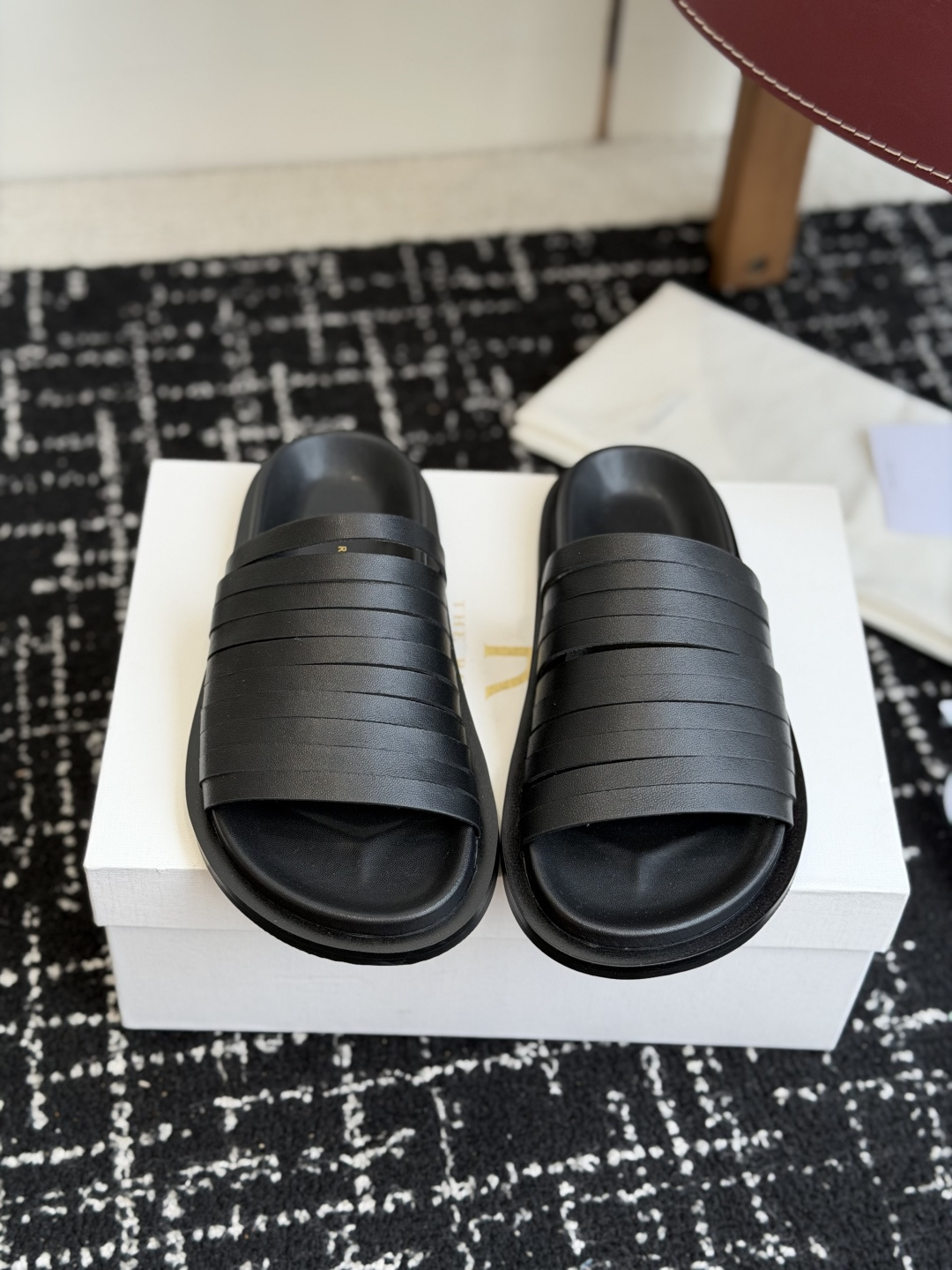 NO:788518,Purchasing-grade THE ROW 2026 new product, fashion week catwalk model. The black and white parallel leather strips are like a simplified version of the black and white keys of a piano, with equidistant lines that replicate the rhythm of music. The design is inspired by the texture of the keys of a classical piano, translating the elegance and restraint of fingertips touching the keys into the order of the lines on the feet. Each strip of leather is like a note, playing a low-key movement while walking.  The unobtrusive sense of luxury is to wear the calmness and elegance of the concert hall on your feet. Whether it is wide-legged pants, short skirts or long skirts, you can easily hold it, with a sense of laziness and relaxation. It is an essential item in your shoe cabinet this summer. Sheepskin upper, sheepskin lining, original outsole, size 35-41, slippers, slippers, skirts, sheepskin19860909代购级 THE ROW 2026新品 时装周走秀款 黑、白色的平行皮革条带,如同钢琴黑白键的简化版,以等距排列的线条,复刻出音乐的韵律感. 设计灵感来自古典钢琴的琴键肌理,将指尖触碰琴键的优雅与克制,转化为脚面的线条秩序.每一条皮革都像一个音符,在行走间奏响低调的乐章. 不张扬的高级感,是把音乐厅里的从容与优雅,穿在脚上. 无论阔脚裤、短裙还是长裙,都能轻松hold住,自带慵懒松弛感,是这个夏天鞋柜里的刚需单品 鞋面羊皮 内里羊皮 大底原版底 码数35-41,拖鞋,slippers,skirts,sheepskin,Women's Shoes