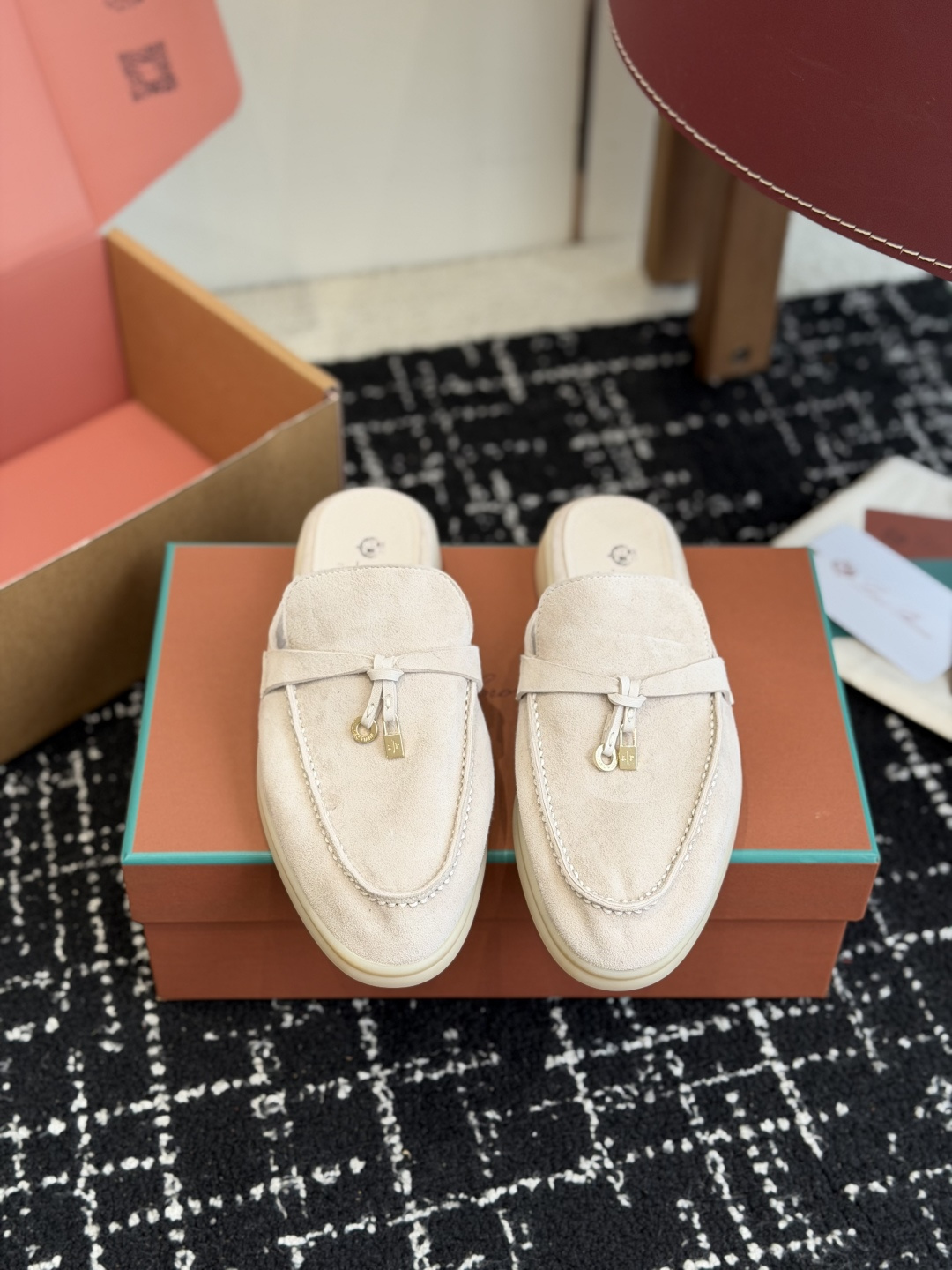 NO:788512,Purchasing-grade, semi-drag, top-notch upgraded version. This year's Lp comes in new colors, the colors are very stunning, suitable for summer and very versatile at the same time. Loro Piana's Summer Charms may seem ordinary, but in fact, you will love it once you wear it. It is comfortable, light, breathable and easy to care for. It can satisfy you with all your demands for midsummer shoes. It is Summer Charms Walk!  Fabric: sheepskin lining, sheepskin outsole, rubber outsole, hardware exclusive pendant, midsole, exclusive foam midsole Size #35-39 (customizable 40, 41 non-returnable), half drag, loro piana, loro piana, sheepskin, sheep19860909代购级  半拖款 顶级升级版.今年的Lp再出新色,颜色非常的惊艳,适合夏天的同时又非常百搭显白 Loro Piana之Summer Charms看似平淡无奇,实则一穿倾心,舒适 轻便 透气 易打理,你对盛夏鞋履的一切诉求,它都可以满足你,它就是Summer Charms Walk！ 面料羊京绒 内里垫脚；羊皮 大底橡胶大底 五金独家吊坠 中底独家发泡中底 Size#35-39码（可定制40,41不退换）,半拖,loro piana,loro piana,sheepskin,sheep,Women's Shoes