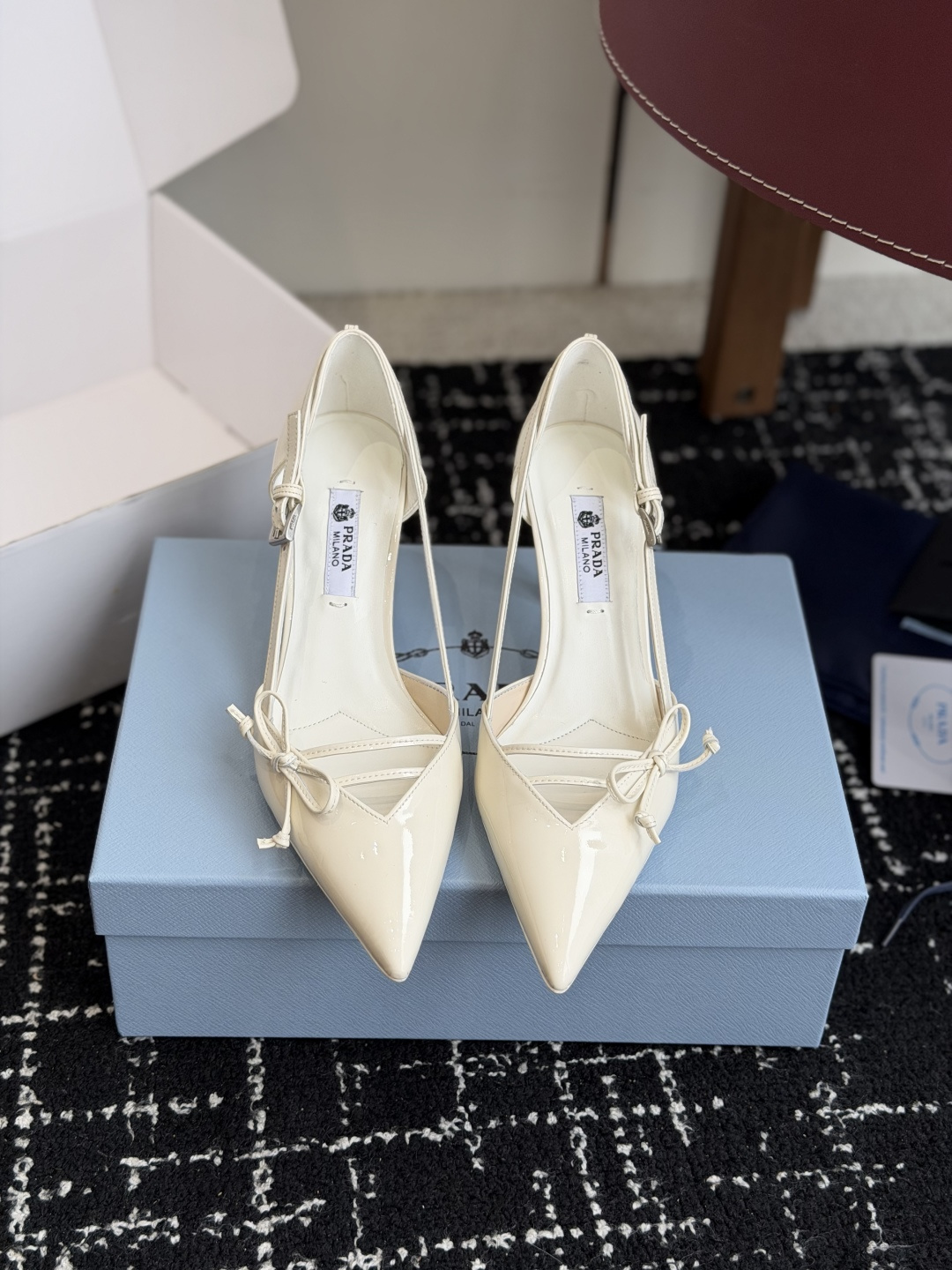 NO:788509,Purchasing-grade PRADA Prada's 2026 early spring new product pointed toe single shoes and high heels. The pointed toe design is not only an ingenious idea to lengthen the legs. The back strap and bow details find a balance between rigidity and softness. It breaks away from the inertial perception of 'comfort is luxury', but uses the skin-friendly texture of the sheepskin lining to achieve dual freedom of mind and body. From commuting suits to dinner dresses, it seamlessly adapts to multiple scenes, allowing women to switch between being capable and feminine.  Every time you place your foot, there is a whisper between the metal logo and the ground. It is the resonance of avant-garde design and daily functions. It is also the undefined confidence and edge of contemporary women. Fabric customized lambskin material Genuine leather outsole Heel height 7.5cm Size35-39 (40 customized), high-heeled shoes, prada, prada, high heels, skirts, business suit, sheepskin, Leather soles19860909代购级 PRADA 普拉达2026早春新品尖头 单鞋鞋高跟鞋 尖头设计不止是拉长腿型的巧思 后饰带与蝴蝶结细节在刚柔之间找到平衡. 它挣脱了“舒适即奢侈”的惯性认知 却以羊皮内里的亲肤质感 实现心灵与身体的双重自由. 从通勤西装到晚宴礼裙 它无缝适配多元场景 让女性在干练与柔美中自主切换. 每一次落脚都是金属徽标与地面的轻语 是先锋设计与日常功能的共鸣 更是当代女性不被定义的底气与锋芒. 面料定制小羊皮材质 真皮大底 跟高7.5cm Size35-39（40定制）,高跟鞋单鞋,prada,prada,high heels,skirts,business suit,sheepskin,Leather soles,Women's Shoes