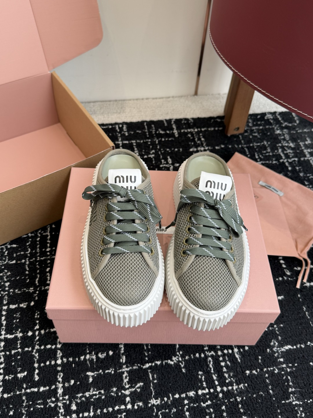 NO:788506,代购级 Miu Miu 春夏 新品休闲运动小白鞋 Miu Miu缪缪 极具辨识度的鞋舌 复古简约 微旧微旧旧的感觉非常好看 带有气孔很透气 鞋型偏瘦非常秀气 超轻大底不笨重 上脚超级舒服 非常显腿细 百搭又耐看 少女味十足 通勤逛街都非常ok…… 鞋面帆布 垫脚 大底独家原版1:1开模大底 Size#35-40 (40 orders are not returnable), casual shoes/sports shoes, miumiu, sneakers19860909代购级 Miu Miu 春夏 新品休闲运动小白鞋 Miu Miu缪缪 极具辨识度的鞋舌 复古简约 微旧微旧旧的感觉非常好看 带有气孔很透气 鞋型偏瘦非常秀气 超轻大底不笨重 上脚超级舒服 非常显腿细 百搭又耐看 少女味十足 通勤逛街都非常ok…… 鞋面帆布 垫脚 大底独家原版1:1开模大底 Size#35-40（40订做不退换）,休闲鞋/运动鞋,miumiu,sneakers,Women's Shoes