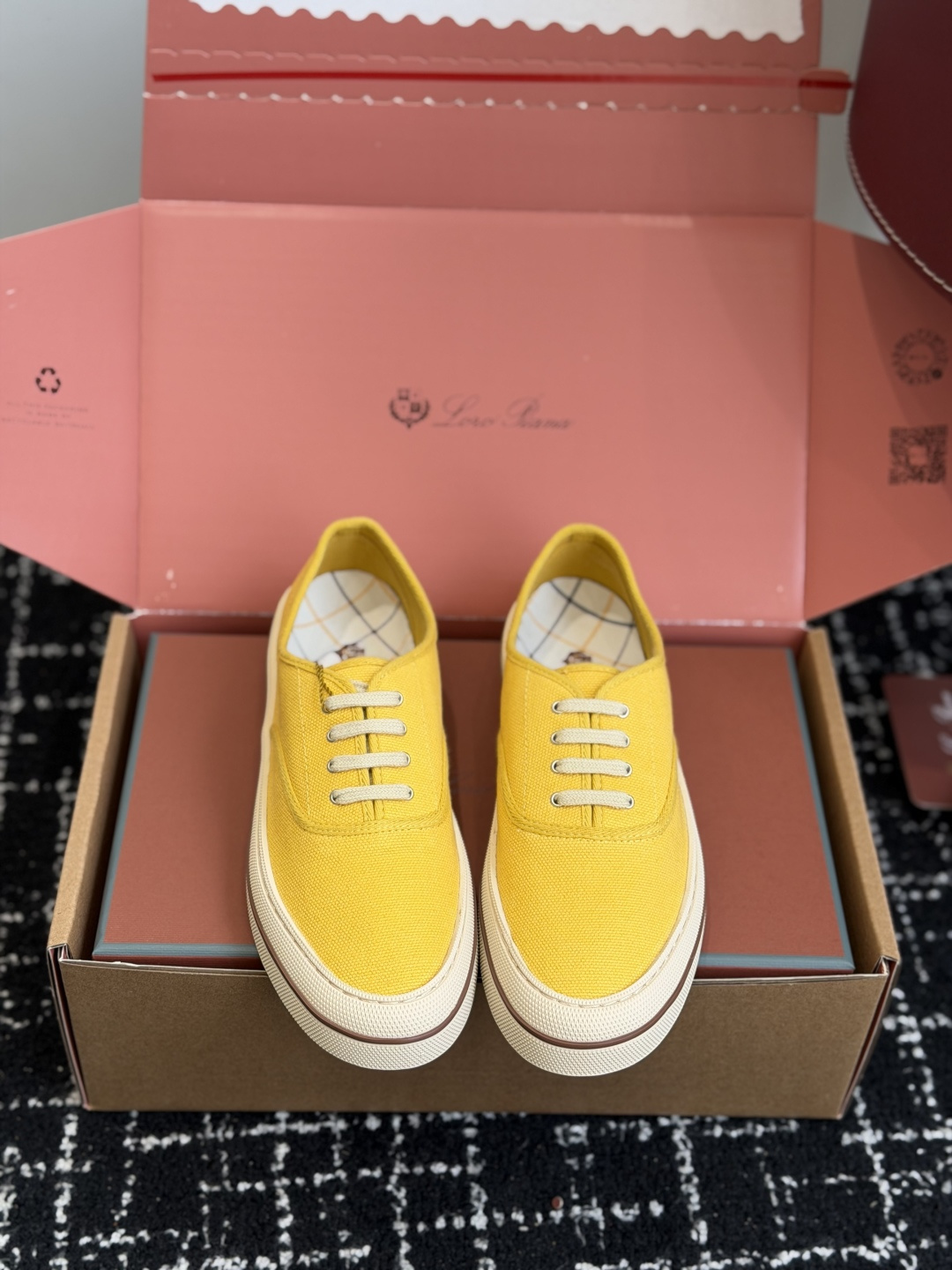 NO:788747,Dongguan purchasing agent LoroPiana 26ss new spring and summer canvas shoes casual shoes. This casual shoe adopts an ultra-low design and a leather spliced canvas upper, suitable for year-round wear. The edged sole creates a relaxed and charming color combination, harmoniously blending functionality and low-key personality. It is an ideal shoe choice for urban wear. The upper is made of wool knitted fabric, with a one-to-one electric embroidered logo. The inner lining is made of cotton knitted fabric.  Midsole is high-elastic and environmentally friendly latex tiptoe, one-to-one plaid cotton cloth, genuine leather midsole, outsole with colorful TPU stripes combined with high-elastic rubber, women's size 35-40 (customized for 40), men's size 40-44, casual shoes/sports shoes, loro piana, sneakers19860909东莞代购级 LoroPiana诺悠翩雅 26ss 春夏新款 帆布鞋 休闲鞋 这款休闲鞋采用超低帮设计,革拼接帆布织物鞋面,适合全年穿着.包边鞋底营造轻松迷人的色彩组合,将功能性与低调个性风格和谐融合.打造都市着装的理想鞋履选择. 鞋面羊毛针织布面,一比一电绣logo 内里全棉针织布面 中底高弹环保乳胶踮脚,一比一格纹全棉布面,真皮中底 大底彩色TPU条纹组合高弹橡胶 女码35-40（40定做） 男码40-44,休闲鞋/运动鞋,loro piana,sneakers,Women's Shoes