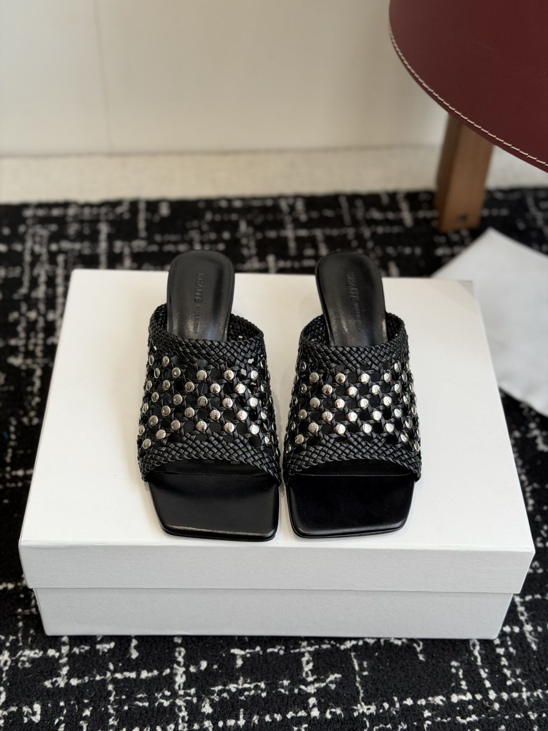 NO:788734,Purchasing-grade Khaite 26s square toe button braided sandals, versatile and easy to wear. No matter what style of clothes you wear, you can easily control it and instantly become intellectually elegant. Buy it for a goddess. The upper is over 1,000 imported sheepskin lining. Genuine leather outsole. Size#35-40 (40 orders made, non-returnable), slippers, slippers, sheepskin, Leather soles19860909代购级 Khaite 26s 方头钮钉编织凉拖,百搭好穿 不管是什么风格的衣服都能轻松驾驭穿上瞬间知性优雅,女神款买它 鞋面超仟 内里进口羊皮 大底真皮大底 Size#35-40（40订做不退换）,拖鞋,slippers,sheepskin,Leather soles,Women's Shoes