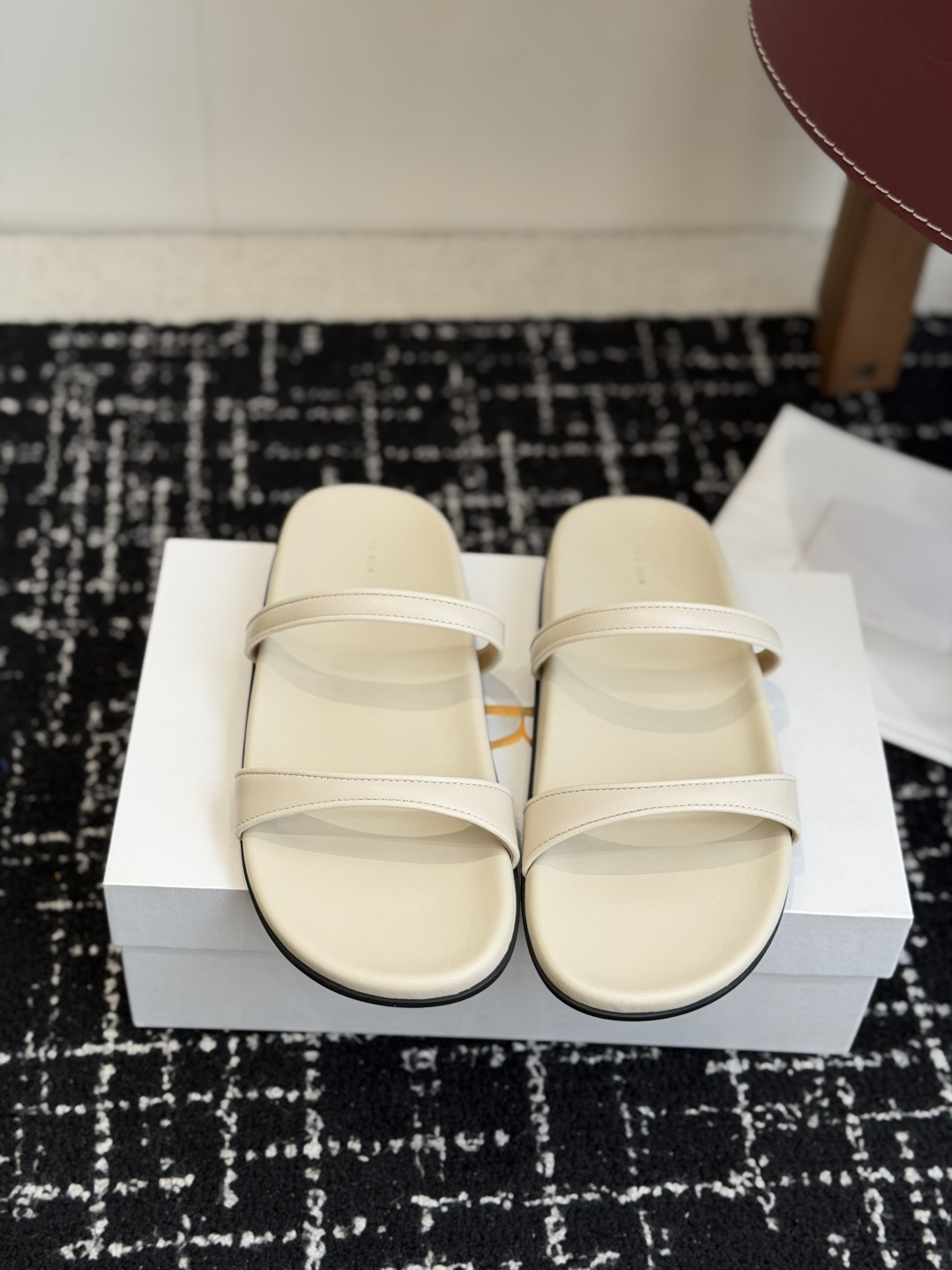 NO:788737,Dongguan purchasing agent new The Row double-strap slippers. These are worth recommending this summer. Many Internet celebrity bloggers are wearing them. They focus on high quality and have been imitated but the quality has never been surpassed. It seems to be very simple. Materials, details and craftsmanship are very important. At first glance, this shoe feels very simple and inconspicuous. In fact, it goes well on the feet. It is casual, simple and generous. The overall shoe is very soft and does not rub the feet. Simple and versatile ~ Fabric: imported calfskin  Lining: full sheepskin for foot pads, very good foot feel, soft, outsole: original molded rubber outsole, continuing the minimalist style, using all-genuine leather bag making technology, very soft and skin-friendly, don't worry about the foot feel at all, the most important thing is comfort. If you have high requirements for foot feel, you can definitely buy it. Size 35-40, slippers, slippers, cowhide, sheepskin19860909东莞代购级 新款The Row双带带拖鞋 这是一款今年夏天值得推荐的,众多网红博主纷纷在穿,专注高品质一直被模仿但品质从未被超越,看着好像很简单材料细节工艺很重要 第一眼看到这个鞋子给人感觉很简单不起眼,其实上脚挺不错,休闲简约大方整体鞋子非常柔软不磨脚.简约百搭款~ 面料:进口小牛皮 内里:垫脚全羊皮,脚感非常好,软绵绵的, 大底:原版模具橡胶大底 延续了一贯极简风格,采用全真皮套包制作工艺,非常柔软亲肤,脚感方面完全不可担心,重要是舒适对脚感要求高的可以必眼入它 尺码35-40,拖鞋,slippers,cowhide,sheepskin,Women's Shoes