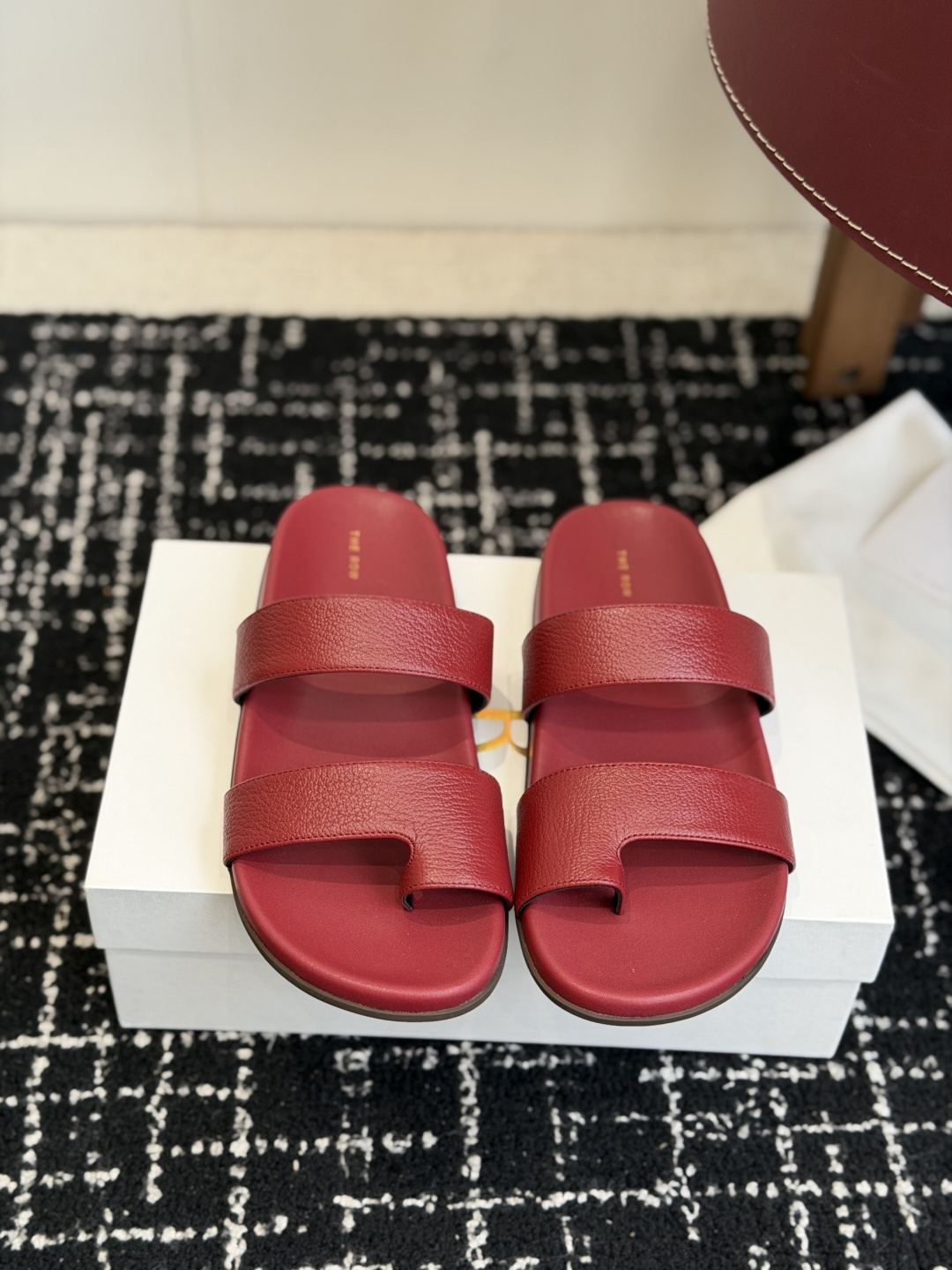 NO:788740,Dongguan purchasing agent new The Row toe strap slippers. These are worth recommending this summer. Many Internet celebrity bloggers are wearing them. They focus on high quality and have been imitated but the quality has never been surpassed. It seems to be very simple. Materials, details and craftsmanship are very important. At first glance, this shoe feels very simple and inconspicuous. In fact, it goes well on the feet. It is casual, simple and generous. The overall shoe is very soft and does not rub the feet. Simple and versatile ~ Fabric: imported calfskin  Lining: full sheepskin for foot pads, very good foot feel, soft, outsole: original molded rubber outsole, continuing the minimalist style, using all-genuine leather bag making technology, very soft and skin-friendly, don't worry about the foot feel at all, the most important thing is comfort. If you have high requirements for foot feel, you can definitely buy it. Size 35-40 (40 customized), slippers, slippers, cowhide, sheepskin19860909东莞代购级 新款The Row脚趾一字带拖鞋 这是一款今年夏天值得推荐的,众多网红博主纷纷在穿,专注高品质一直被模仿但品质从未被超越,看着好像很简单材料细节工艺很重要 第一眼看到这个鞋子给人感觉很简单不起眼,其实上脚挺不错,休闲简约大方整体鞋子非常柔软不磨脚.简约百搭款~ 面料:进口小牛皮 内里:垫脚全羊皮,脚感非常好,软绵绵的, 大底:原版模具橡胶大底 延续了一贯极简风格,采用全真皮套包制作工艺,非常柔软亲肤,脚感方面完全不可担心,重要是舒适对脚感要求高的可以必眼入它 尺码35-40（40定做）,拖鞋,slippers,cowhide,sheepskin,Women's Shoes