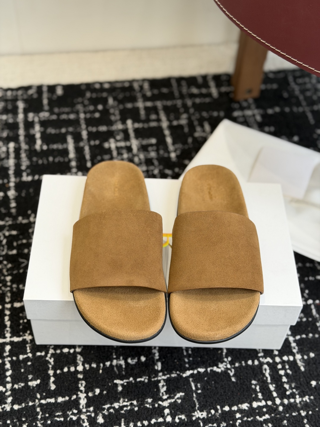 NO:788743,Dongguan Purchasing Agent The Row's new retro slippers. At first glance, these shoes seem inconspicuous. They are very simple without too many decorations, but they have a bit of retro flavor and are cute and cute. They look good with any combination!  Consistently minimalist style, without any logo embellishment,  The whole pair of shoes seems to be quite simple, but the process is actually very difficult. It uses an all-genuine leather last production process. The hand-painted hem technology and materials are very important. Poor oil hems will burst after wearing them. We only make high-end and the best. They are made by old masters. The production capacity is not much in a day and they are super waste. They are comfortable and soft to wear on the bare feet and are skin-friendly. You don’t have to worry about the foot feel. It is necessary to wear it well. If you don’t wear it, you won’t want to take it off. It’s a style that you don’t want to take off. If you have high requirements for foot feel, close your eyes and put it into it.  Simple and versatile~ The fabric is imported calf suede, with a delicate and soft feel. The lining is imported full-grain mixed sheepskin. The midsole and foot mattress are all made of imported calf suede. The outsole is original open-molded rubber outsole that is non-slip and wear-resistant. Sizes 35-40 (40 customized), slippers, slippers, sheepskin19860909东莞代购级 The Row新款复古拖 第一眼看到这个鞋子感觉不起眼,没有过多的装饰很简单,但带有点复古味呆萌可爱随意搭配都好看！一贯极简风格,没有任何logo点缀, 整双鞋子看似挺简单其实工艺很难,采用全真皮套楦制作工艺,手工油边技术材料非常重要,差的油边穿着不久就会爆裂,我们只做高端要做就做最好,出自老师傅制作,一天下来产能不多超级废料,上脚裸穿舒适柔软亲肤,脚感方面完全不可担心,好穿是必须的,穿若无穿的上脚体验,穿上就不想脱的款,对脚感要求高的闭眼入它 简约百搭款~ 面料进口小牛反绒,手感细腻柔软 内里进口全粒面混种羊皮 中底脚床垫脚都采用进口小牛反绒 大底 原版开模橡胶大底防滑耐磨 尺码35-40（40定制）,拖鞋,slippers,sheepskin,Women's Shoes