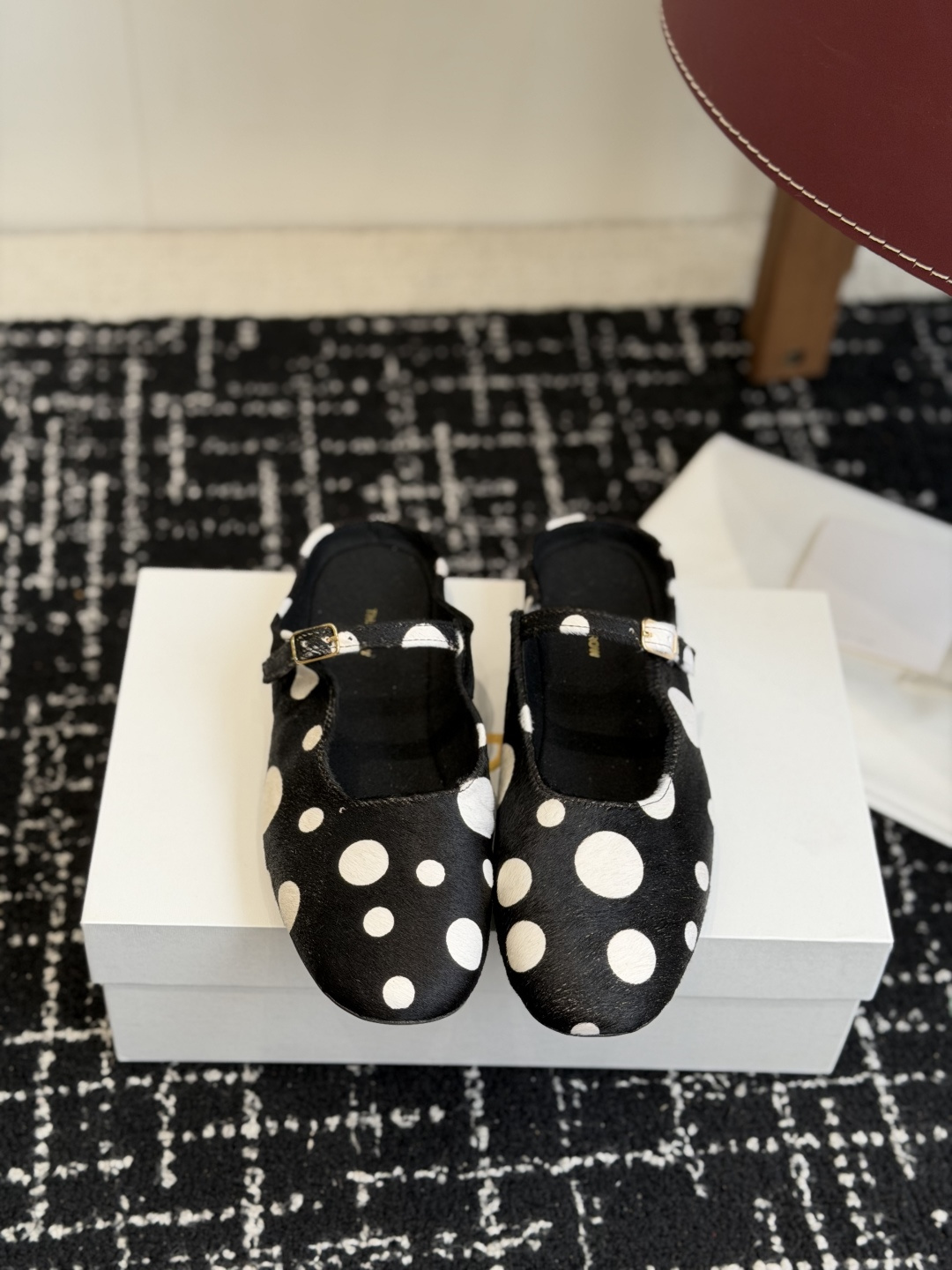 NO:788757,Purchasing agent THE ROW 26ss spring and summer new round toe flat shoes half-pack slippers Mules. These Mules are from 'TR' high-end shoes. They are made of natural horse hair and are soft to the touch. The square toe design is simple and elegant, and the minimalist style is perfect! The insole is printed with the brand logo, which gives a full sense of brand identity. The flat bottom + hollow thin straps are easy and stable to put on and take off, and are suitable for daily commuting or leisure. The overall design is low-key and elegant, and can be easily matched with various clothing, and you can easily get a high-end look! Fabric Horse Hair  Outsole original molded rubber sole size 35-39 (.40.41 custom-made and non-returnable), semi-trailers, flats, slippers19860909代购级 THE ROW 26ss春夏新款圆头平底鞋半包拖鞋穆勒鞋 这款穆勒鞋来自'TR”高端鞋,采用天然马毛材质,触感柔软,方头设计简约大气,极简风格满分!鞋垫印有品牌logo字样,品牌身份感十足.平底+中空细带,穿脱方便又稳固,日常通勤或休闲都很适合.整体设计低调优雅,轻松搭配各种服饰,轻松get高级感穿搭! 面料马毛 大底原版开模橡胶底 size35-39（.40.41订做不退换）,半拖,flats,slippers,Women's Shoes