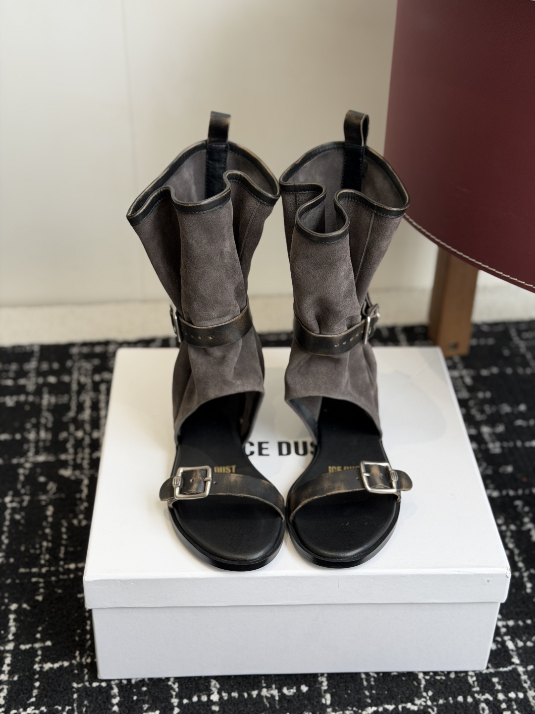 NO:789804,Purchasing-grade ice dust26 spring and summer fashionable items, piles of old sandals, loose legs to cover the calves, a pair of sandals that can be stuffed into any pants, cool and classy, ​​very good-looking. Materials The upper is made of soft high-mercerized calf suede with rubbed cowhide leather outsole. The original molded brushed outsole size is 35-39 (order 40), sandals, sandals, boots, cowhide, chamois leather19860909代购级 ice dust26春夏时髦单品,做旧堆堆凉靴,宽松腿围遮小腿,一双可以塞一切裤子的凉靴,酷飒有范儿,很好看. 材料鞋面使用柔软高丝光胎牛麂皮搭配 擦色牛皮 大底原版一致开模拉丝车线大底尺码35-39（40订）,凉鞋,sandals,boots,cowhide,chamois leather,Women's Shoes