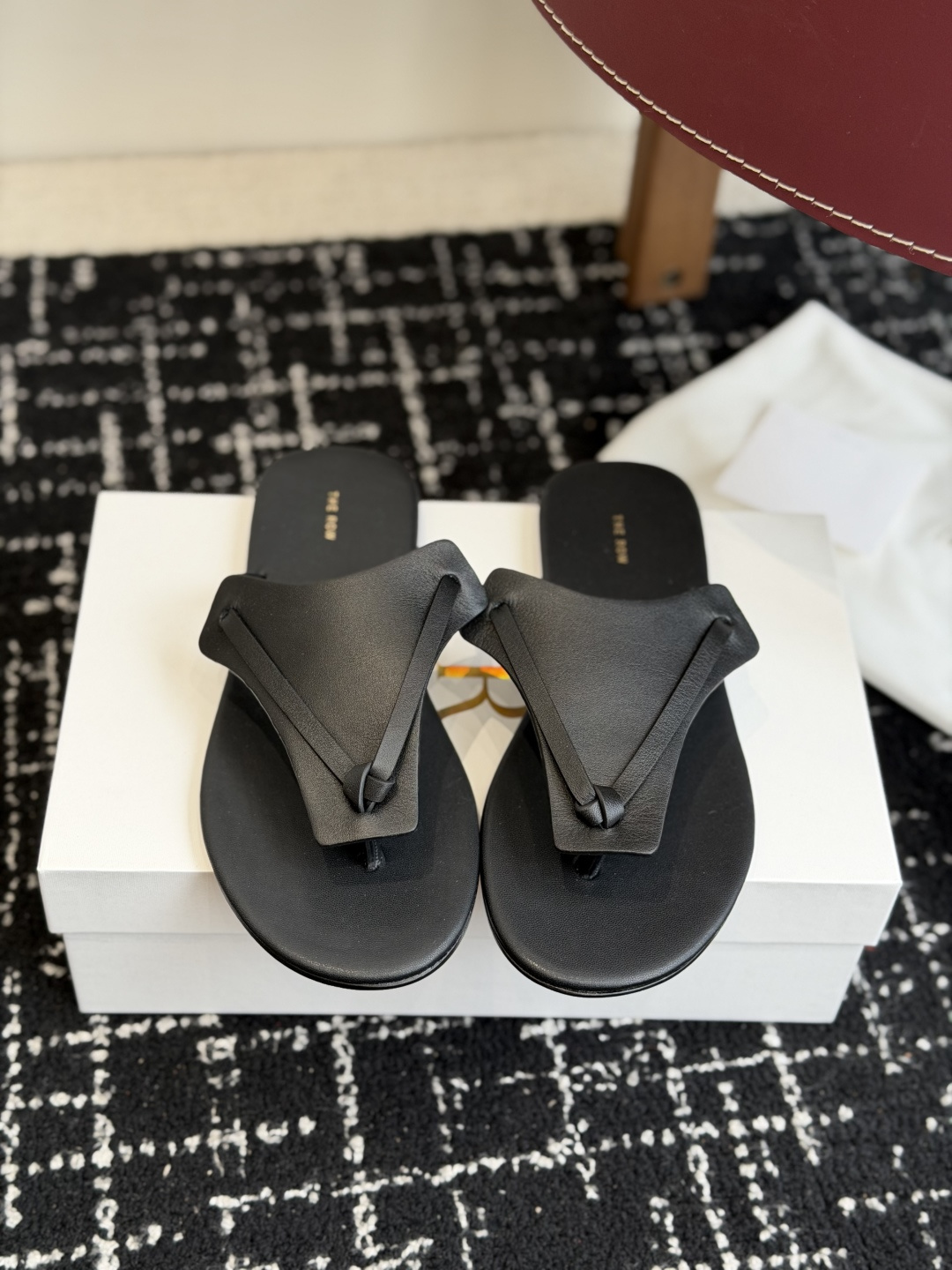 NO:789799,Dongguan purchasing agent new The Row angle slippers. When I first saw this shoe, I felt very good-looking. It is indeed very good-looking and high-end on the feet. The key is that it is easy to wear and versatile. The whole shoe is very soft and does not scratch the feet. These three colors are good-looking in summer. The leather slippers are made of imported calfskin. The outsole is imported Italian leather. The leather midsole is imported with high elasticity. It is soft, comfortable and not stiff.  Continuing the consistent minimalist style, using all genuine leather handmade shoes, it looks like a very simple slipper. In fact, the operation process is very complicated, and the upper foot is very soft and skin-friendly. There is no need to worry about the foot feel. It is easy to wear. It is a must-see for those who have particularly high requirements for foot feel. Sizes 35-40 (40 non-refundable), split-toe shoes, slippers, cowhide, Leather soles19860909东莞代购级 新款The Row夹角拖鞋 第一眼看到这个鞋子就感觉特别好看,确实上脚是真好看又高级,关键是好穿又百搭,整个鞋子非常柔软不磨脚.夏天这三个颜色都好看 真皮拖鞋面料进口小牛皮 进口意大利真皮大底 真皮中底进口高弹 柔软舒适不生硬 延续了一贯极简风格,采用全真皮手工鞋,看是很简单的一款拖鞋,其实操作起来工艺很复杂,上脚非常柔软亲肤,脚感方面完全不可担心,好穿是必须的,对脚感要求特别高的必眼入它 尺码35-40 (40不退换),分趾鞋,slippers,cowhide,Leather soles,Women's Shoes