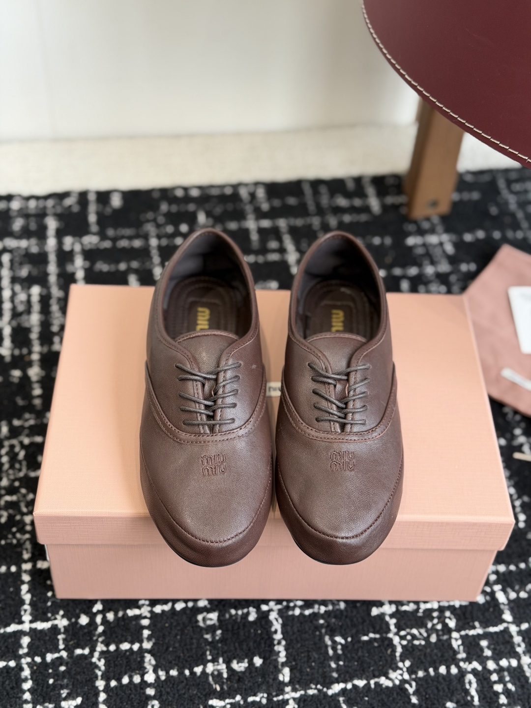 NO:789797,Purchasing agent Miu Miu Miu Miu's 2026 spring and summer new British style lace-up loafers MiuMiu show appropriate 'sloppy' close-up details from the Miu Miu series, presented in two-color shoelace styles... The trend element of the new season is appropriate 'sloppy', which is a casual and fashionable attitude, washing, wear and leather marks, exaggerated expression of the passage of time, conveying the past use  With the concept of love at the moment, multiple collisions, conveying modern style~ Looks good no matter how you wear it. This summer's fashionista's favorite. It doesn't look very comfortable. Super comfortable on the feet. The fabric is grafted sheepskin. The inner sheepskin outsole is the original sole. Size#35-41 (40 41 custom-made, non-refundable), loafers, miumiu, loafers, sheepskin19860909代购级 Miu Miu 缪缪2026春夏新款英伦风系带乐福鞋MiuMiu秀场适当 “邋遢”来自Miu Miu系列的细节特写 以双色鞋带样式呈现….…新季的潮流要素一—适当 “邋遢”,就是随性而为的时髦态度,洗涤、磨损、 与皮革的印记,夸张地表达时光的流逝,传递曾经使用 与此刻挚爱的概念,多元对撞,传达现代风格~ 怎么穿都好看今夏时髦精最爱 看起来不怎么舒服 上脚超级舒服 面料植揉羊皮 内里羊皮大底原版鞋底 Size#35-41（40 41订做不退换）,乐福鞋,miumiu,loafers,sheepskin,Women's Shoes