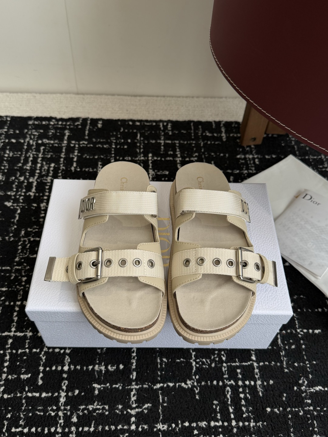 NO:789904,Purchasing agent Dior 26ss latest model for spring and summer. Ultra-light sandals. Hawaiian beach sports slippers. Official top quality. Be the first to log in. Available in multiple colors. Matching sizes. Comes with gift box packaging. New in stock. Double-strap thick-soled slippers, ultra-light on the feet. Versatile, fashionable and photogenic!  It is a must-have for daily travel and home. You can wear it however you like regardless of the occasion. The color is super nice!  No fear of any dress code Size35-41 (customized for 40 and 41), slippers, sandals, dior, sandals, slippers19860909代购级 Dior 26ss 春夏最新款 超轻凉拖 夏威夷沙滩运动拖鞋 官顶级品质 抢先登陆 多色开售 码数吻合 配礼盒包装 现货上新 双带厚底拖鞋、超轻上脚、 百搭款时尚上镜！ 日常出行、居家必备拖也可、不挑场合喜欢怎么穿就怎么穿、 颜色超好看！无惧任何着装要求 Size35-41（40、41定制）,拖鞋凉鞋,dior,sandals,slippers,Women's Shoes