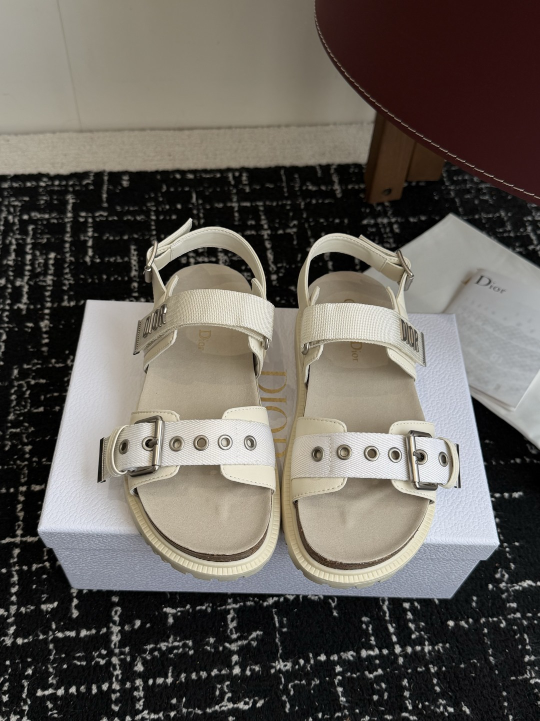 NO:789907,Purchasing agent level Dior 26ss latest spring and summer ultra-light sandals Hawaiian beach sports sandals official top quality Be the first to log in Multi-color on sale Matching sizes Comes with gift box packaging New in stock Double-strap thick-soled slippers, ultra-light on the feet, versatile, fashionable and photogenic!  It is a must-have for daily travel and home. You can wear it however you like regardless of the occasion. The color is super nice!  No fear of any dress code Size35-41 (customized for 40 and 41), slippers, sandals, dior, sandals, slippers19860909代购级 Dior 26ss 春夏最新款 超轻凉鞋 夏威夷沙滩运动凉鞋官顶级品质 抢先登陆 多色开售 码数吻合 配礼盒包装 现货上新 双带厚底拖鞋、超轻上脚、 百搭款时尚上镜！ 日常出行、居家必备拖也可、不挑场合喜欢怎么穿就怎么穿、 颜色超好看！无惧任何着装要求 Size35-41（40、41定制）,拖鞋凉鞋,dior,sandals,slippers,Women's Shoes