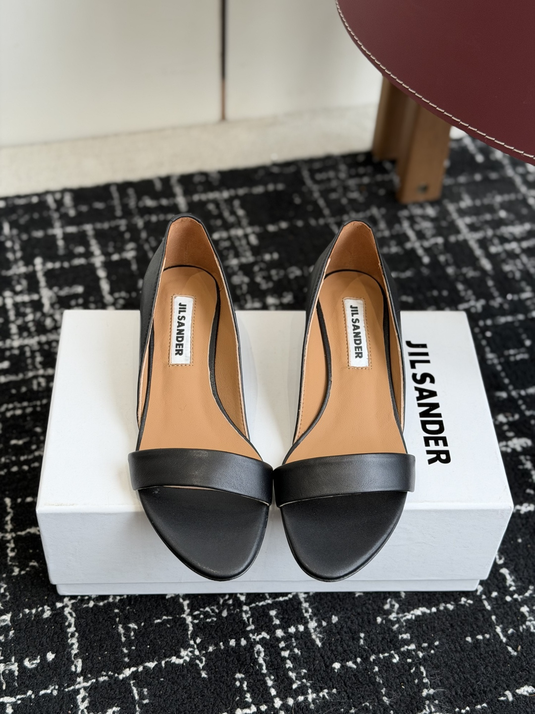 NO:789901,Purchasing agent grade Jil sander new Muller wedge sandals, minimalist fried chicken, soft, comfortable and fashionable, a must-have item that you must not miss, no complicated decorations, excellent vintage texture, original customized cowhide material # genuine leather outsole Size #35-40 (40 custom made, non-refundable), sandals, jil sander, jil sander, sandals, cowhide, Leather soles19860909代购级 Jil sander 吉尔桑达 新款穆勒 坡跟凉鞋 极简主义炒鸡柔软舒适时髦精绝对不能错过的必入款,没有任何繁杂装饰,质感极好的vintage感 原版定制牛皮材质# 真皮大底 Size#35-40（40定做不退换）,凉鞋,jil sander,jil sander,sandals,cowhide,Leather soles,Women's Shoes