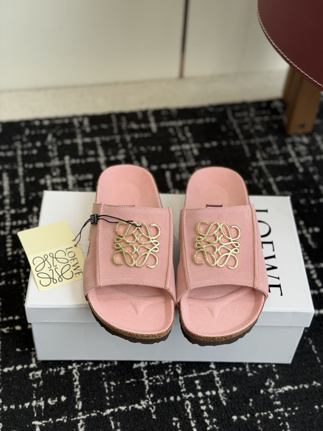 NO:789900,Purchasing agent level LOEWE 26ss Spring and Summer Series Couple model I have been attracted by this brand of slippers since they first came out. I have been looking for a long time to find the goods. It is really hard to find a pair of shoes. They are really good-looking. My sisters rushed for me. Material cork footbed EVA bottom + cow anti-suede lining, Size #Female 35-40 (40 is custom-made and non-refundable) #Male 39-44, slippers, loewe, slippers19860909代购级 LOEWE 26ss 春夏系列 情侣款 拖鞋这个品牌刚出我就心动了 代购找很久才买到货,真的一鞋难求,真的超级好看,姐妹们给我冲 材料软木鞋床EVA底+牛反绒面牛里, Size#女35-40（40定做不退换） #男39-44,拖鞋,loewe,slippers,Women's Shoes