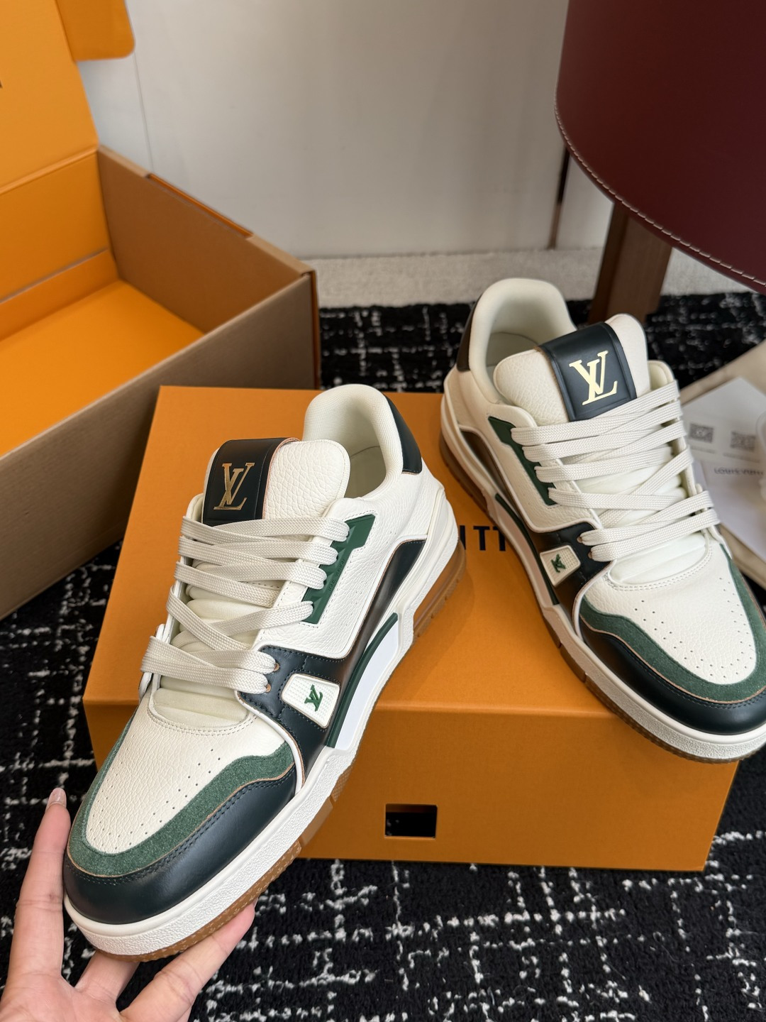 Louis Vuitton LOUISVUITTONTrainer皮革圆头系带字母签名低帮板鞋鸳鸯 请注意区分市面通货材料