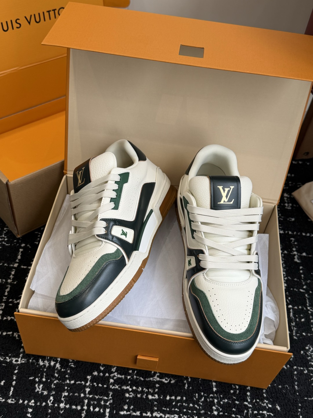 Louis Vuitton LOUISVUITTONTrainer皮革圆头系带字母签名低帮板鞋鸳鸯 请注意区分市面通货材料