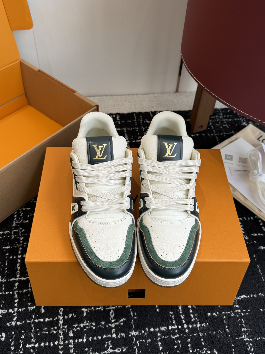 Louis Vuitton LOUISVUITTONTrainer皮革圆头系带字母签名低帮板鞋鸳鸯 请注意区分市面通货材料