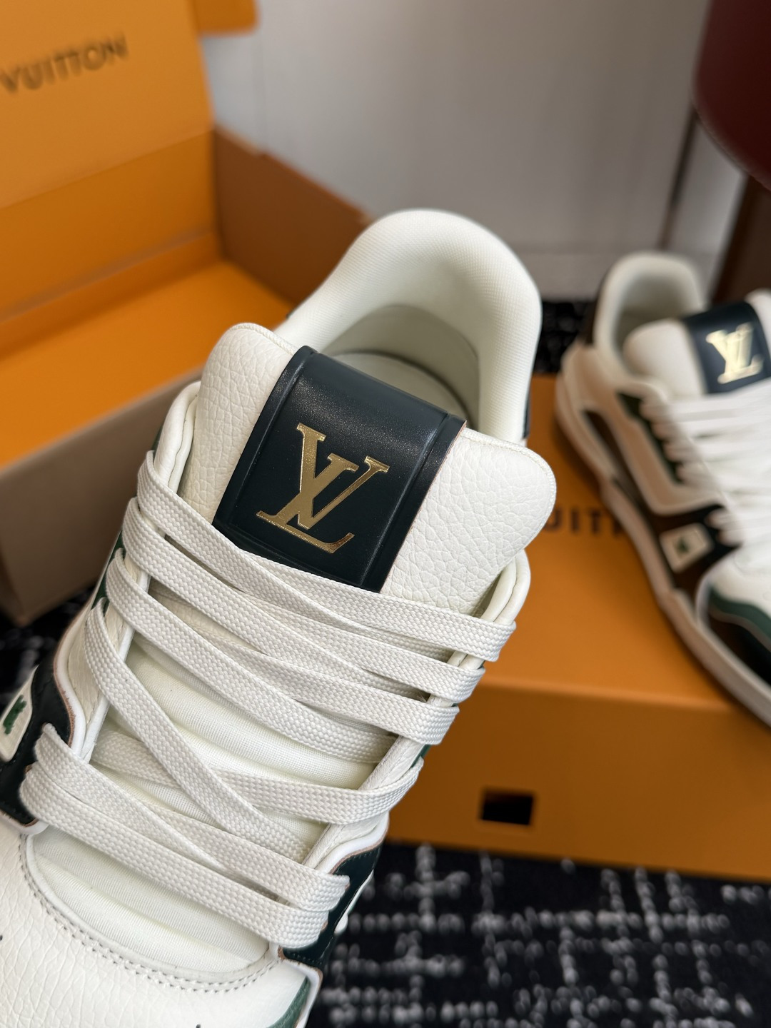 Louis Vuitton LOUISVUITTONTrainer皮革圆头系带字母签名低帮板鞋鸳鸯 请注意区分市面通货材料