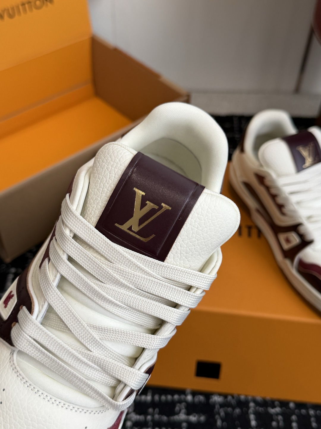 Louis Vuitton LOUISVUITTONTrainer皮革圆头系带字母签名低帮板鞋鸳鸯 请注意区分市面通货材料
