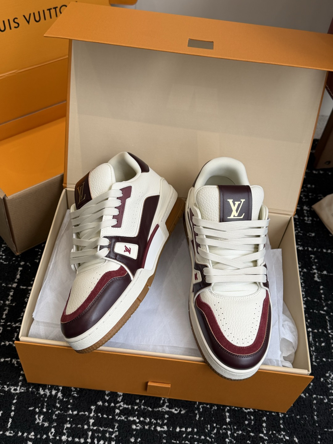 Louis Vuitton LOUISVUITTONTrainer皮革圆头系带字母签名低帮板鞋鸳鸯 请注意区分市面通货材料