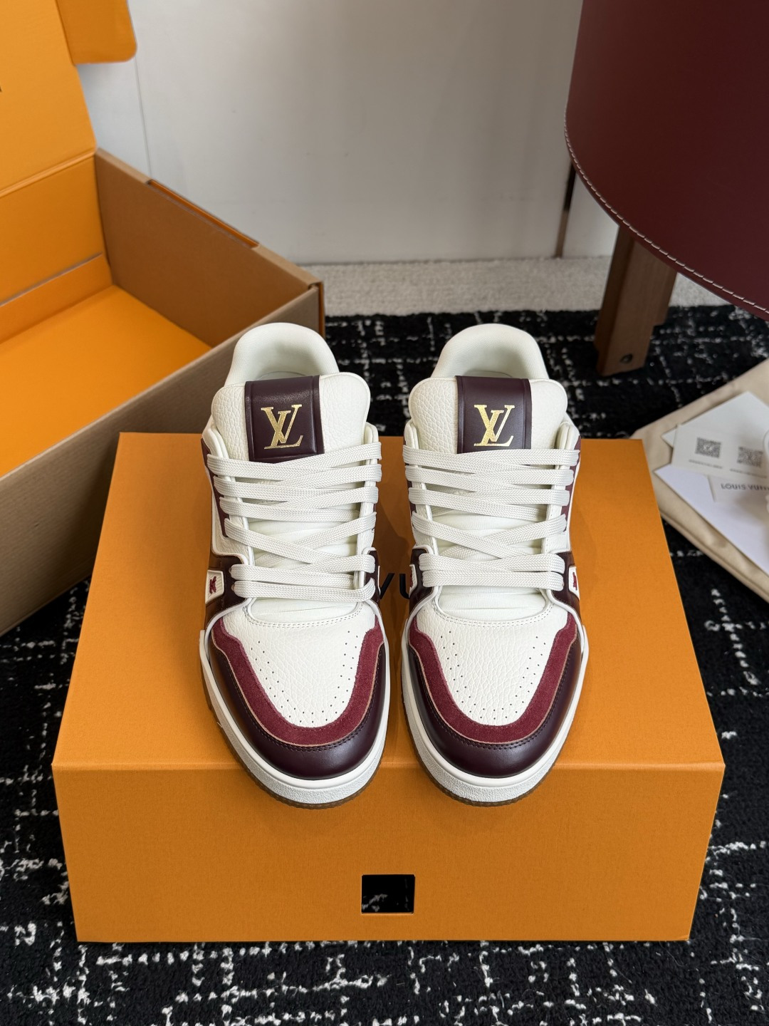 Louis Vuitton LOUISVUITTONTrainer皮革圆头系带字母签名低帮板鞋鸳鸯 请注意区分市面通货材料