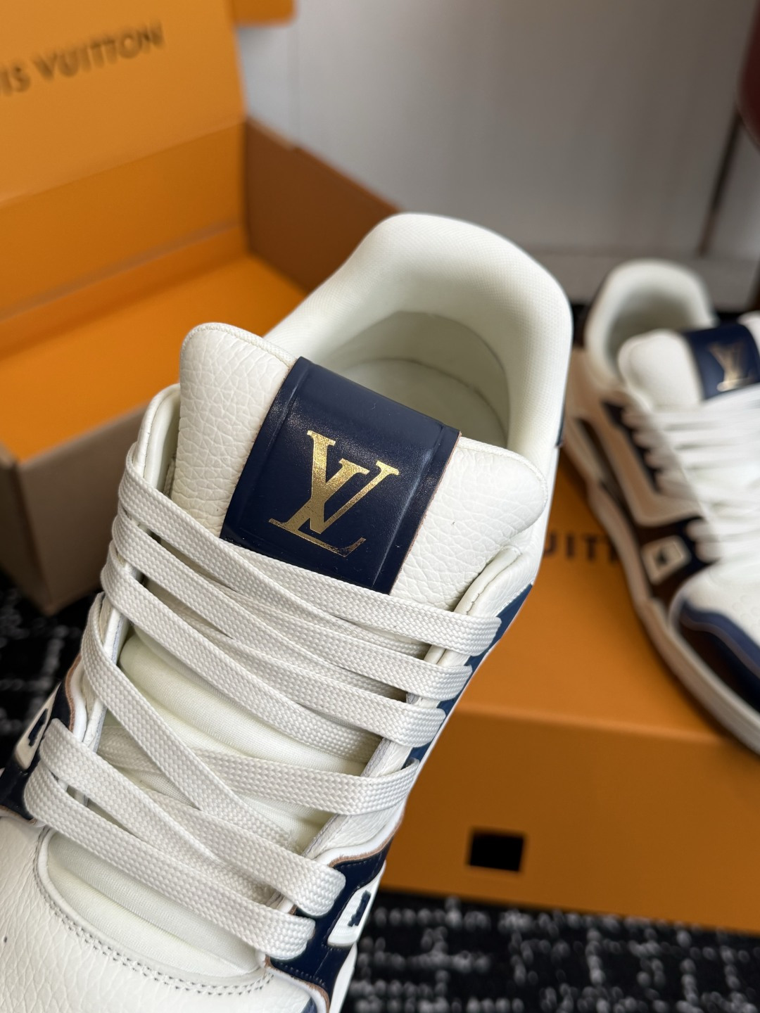 Louis Vuitton LOUISVUITTONTrainer皮革圆头系带字母签名低帮板鞋鸳鸯 请注意区分市面通货材料
