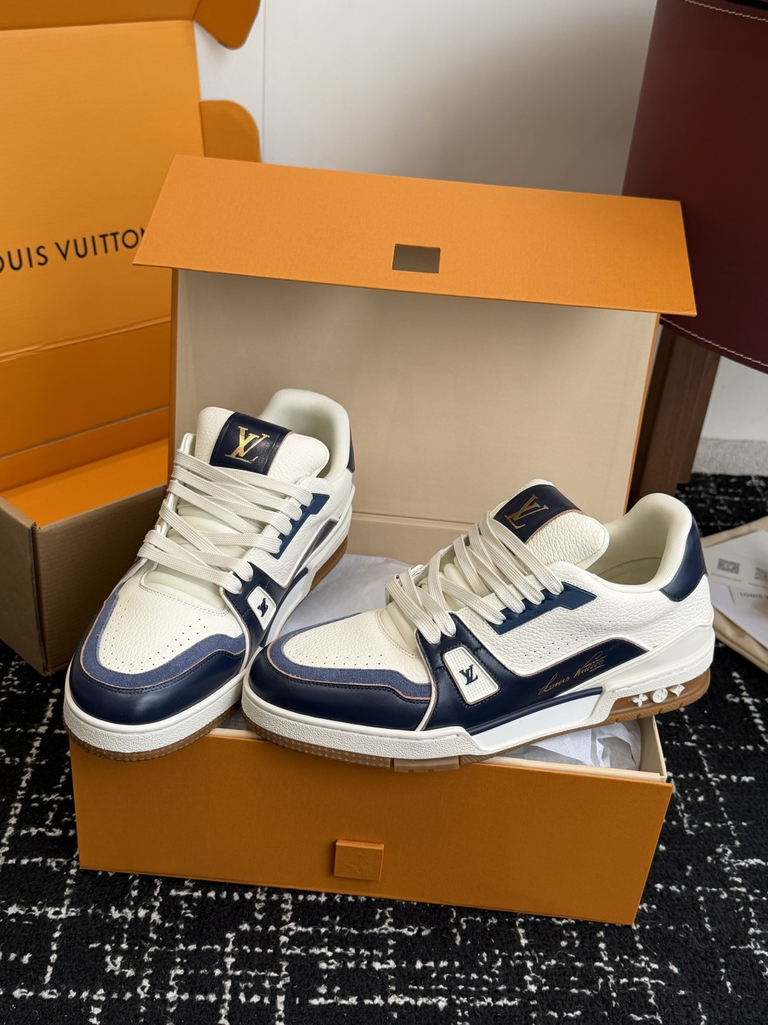 Louis Vuitton LOUISVUITTONTrainer皮革圆头系带字母签名低帮板鞋鸳鸯 请注意区分市面通货材料