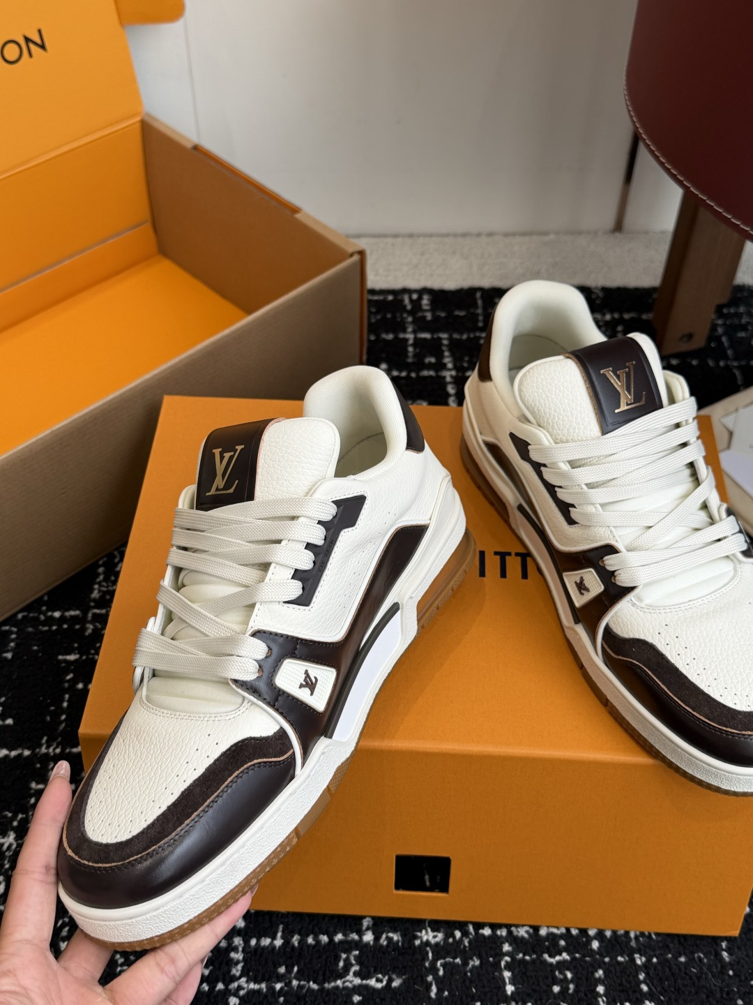 Louis Vuitton LOUISVUITTONTrainer皮革圆头系带字母签名低帮板鞋鸳鸯 请注意区分市面通货材料